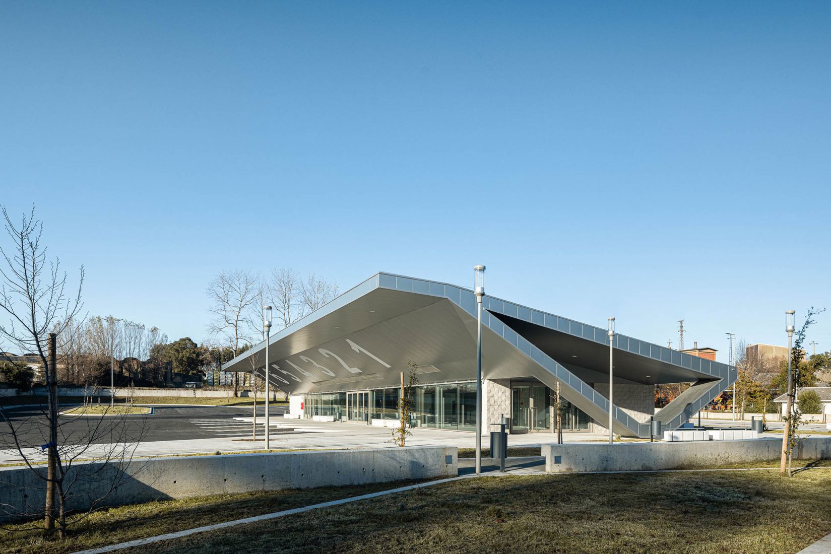 Interface de Transportes Lourosa-Fiães by Atelier d’Arquitectura Lopes da Costa. Photograph by Ivo Tavares Studio.