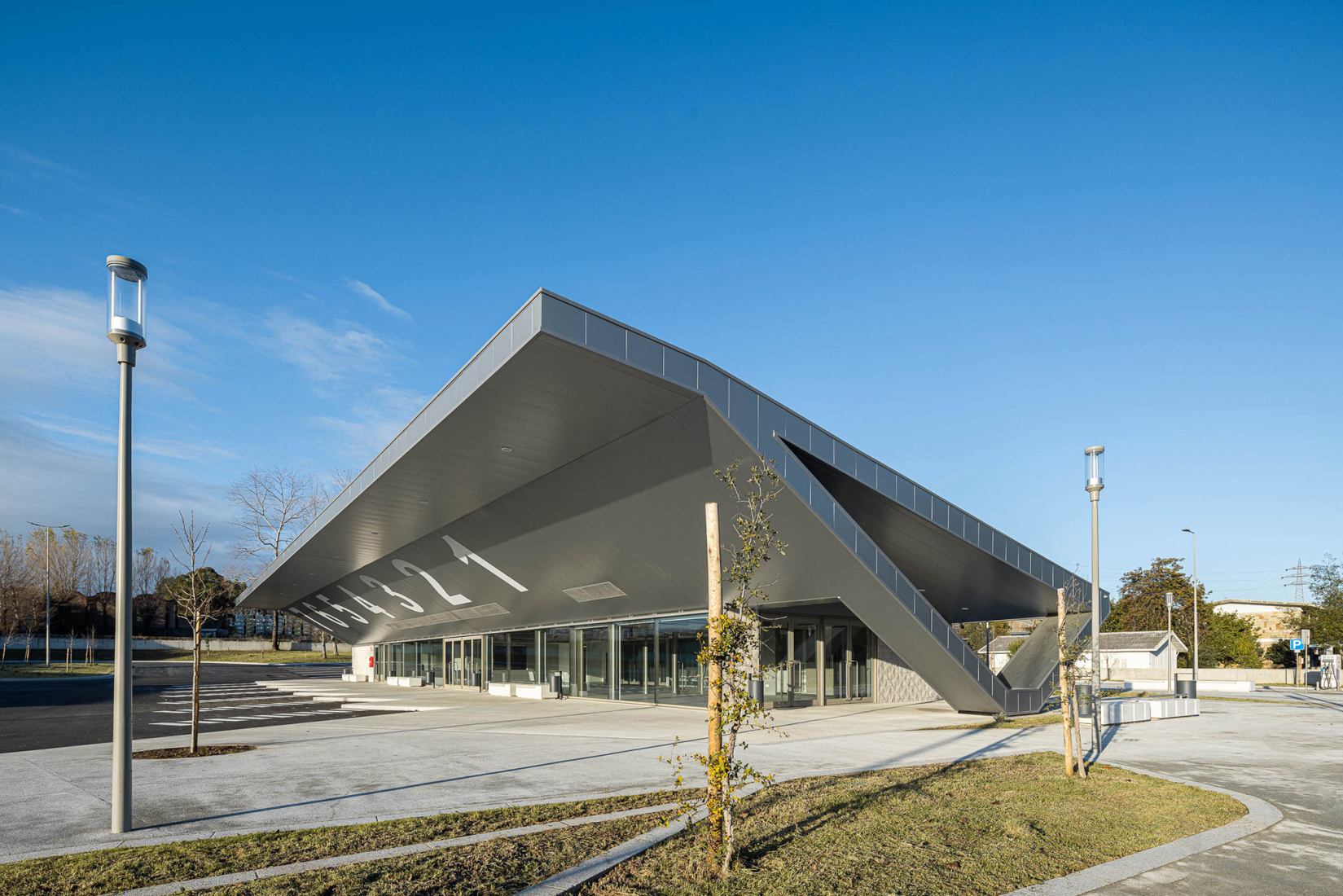 Interface de Transportes Lourosa-Fiães by Atelier d’Arquitectura Lopes da Costa. Photograph by Ivo Tavares Studio.