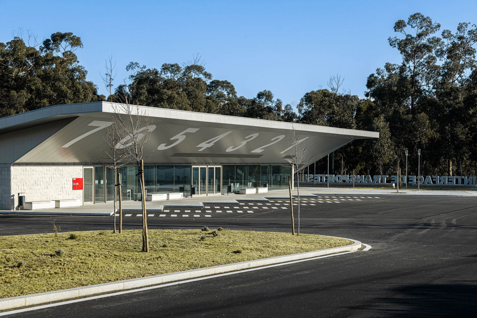 Interface de Transportes Lourosa-Fiães by Atelier d’Arquitectura Lopes da Costa. Photograph by Ivo Tavares Studio.