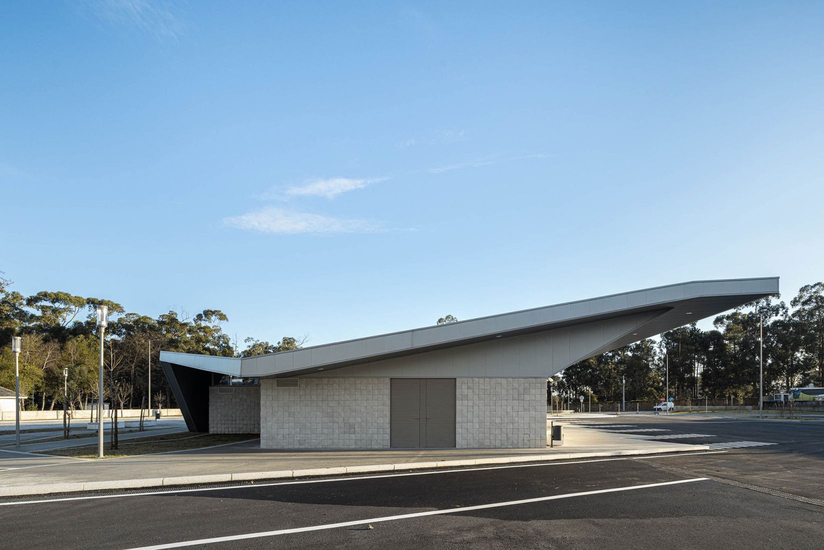 Interface de Transportes Lourosa-Fiães by Atelier d’Arquitectura Lopes da Costa. Photograph by Ivo Tavares Studio.