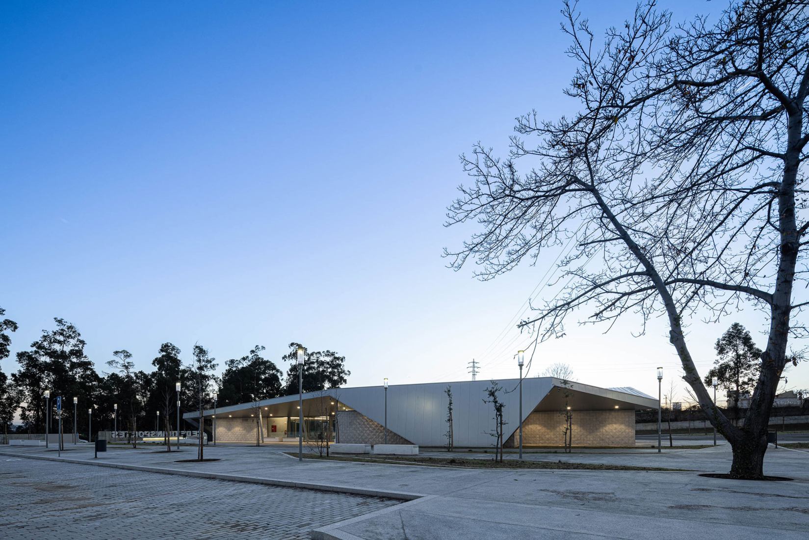 Interface de Transportes Lourosa-Fiães by Atelier d’Arquitectura Lopes da Costa. Photograph by Ivo Tavares Studio.