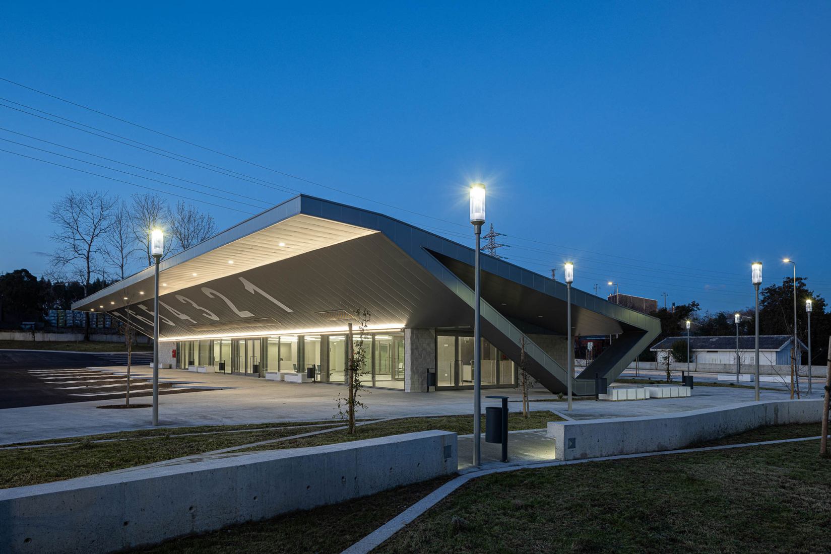 Interface de Transportes Lourosa-Fiães by Atelier d’Arquitectura Lopes da Costa. Photograph by Ivo Tavares Studio.