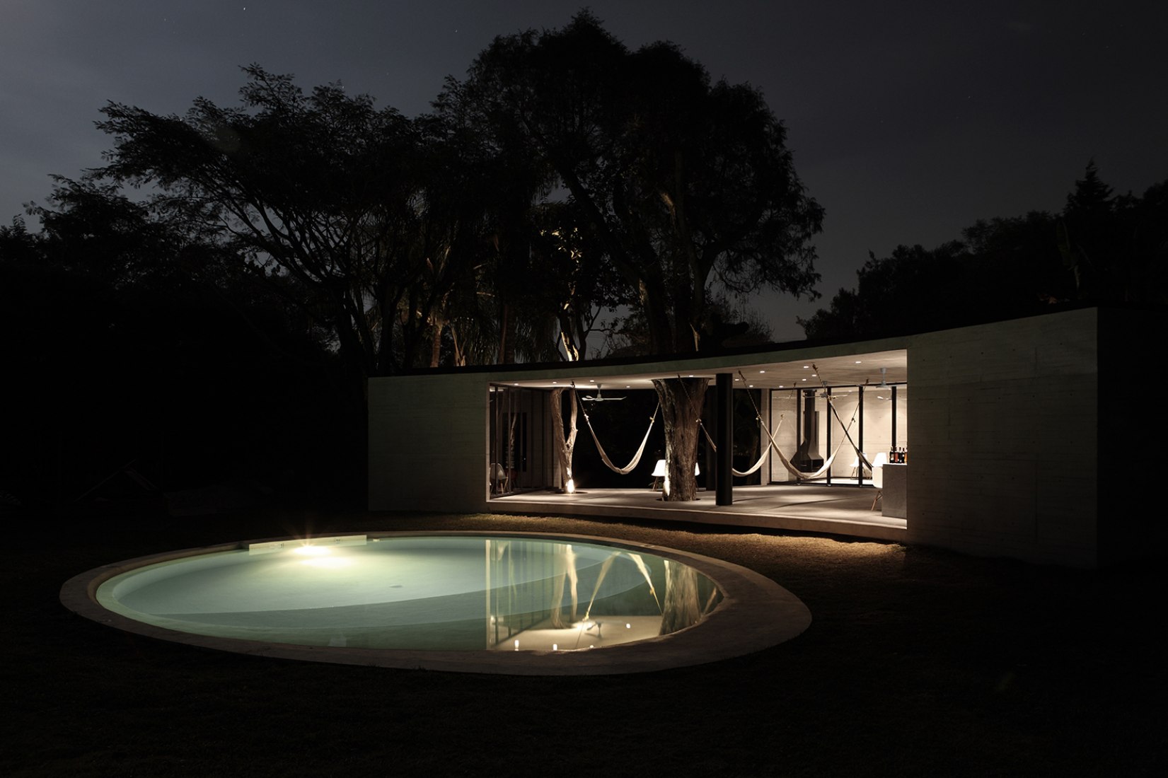 Exterior view at night. Tepoztlan Lounge by Cadaval & Solà-Molrales. Photography © Diego Berruecos.