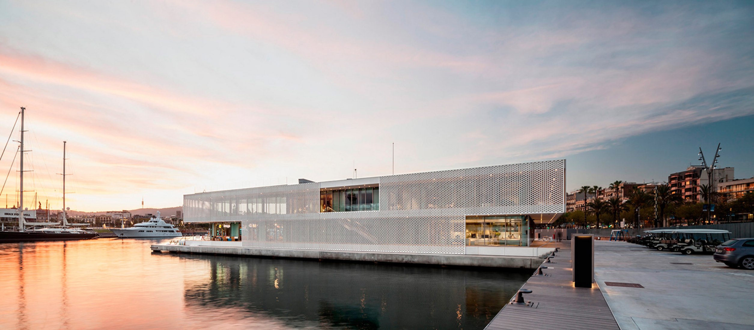 Exterior view at night. The Gallery by SCOB. Photography © Adrià Goula.