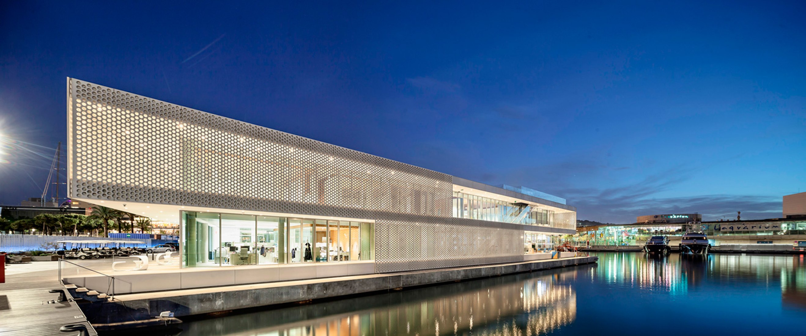 Exterior view at night. The Gallery by SCOB. Photography © Adrià Goula.