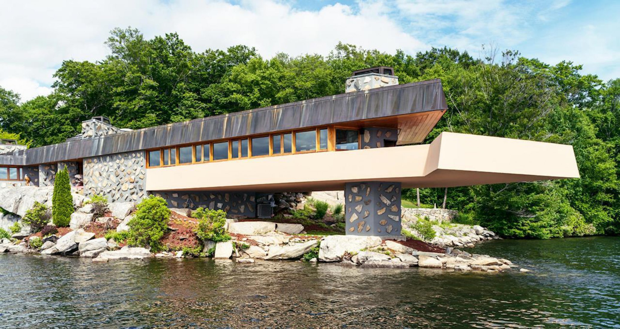 Vista exterior. Casa Massaro por Frank Lloyd Wright. Imagen cortesía de Private Islands Online.