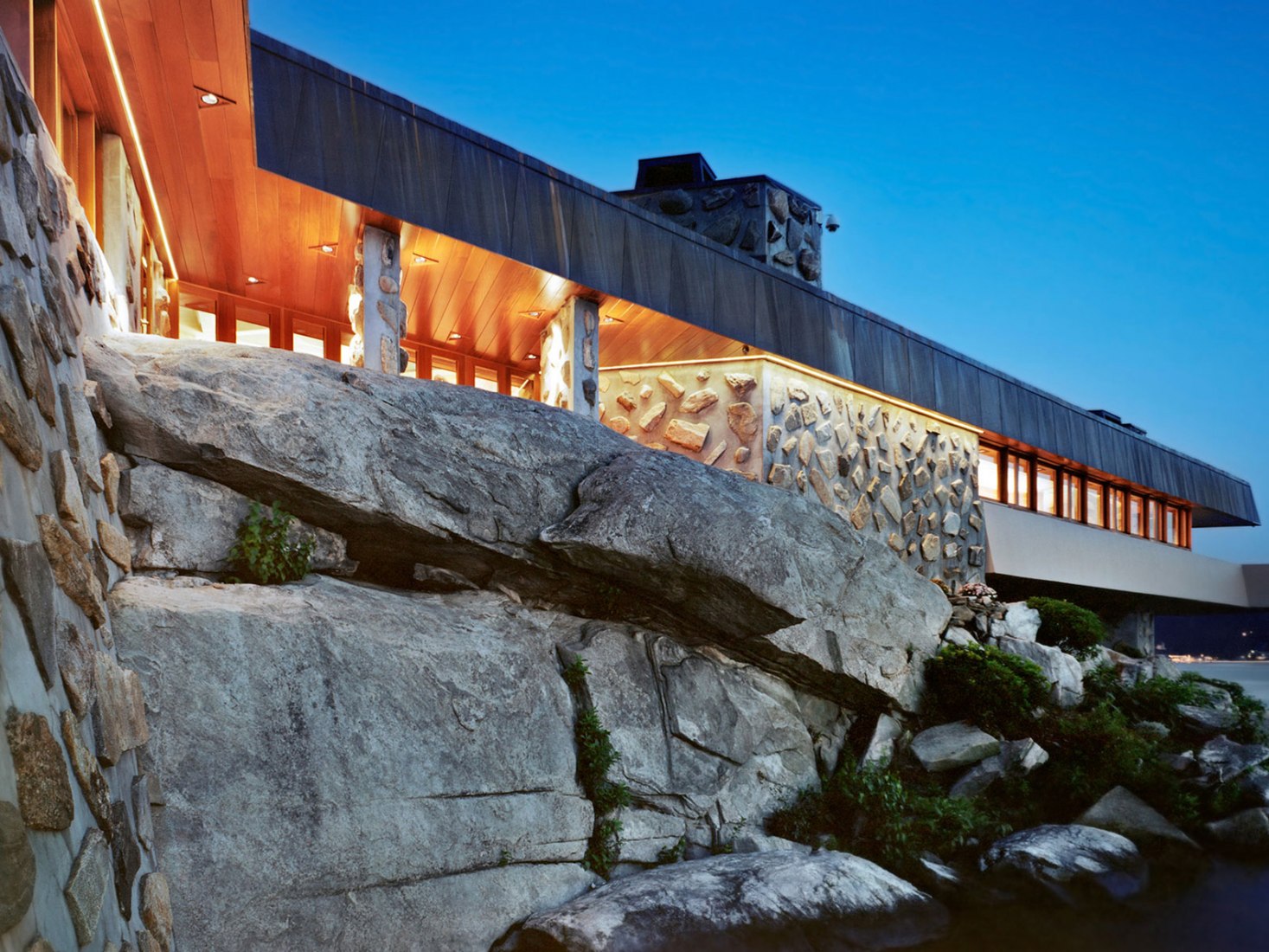 Vista exterior de noche. Casa Massaro por Frank Lloyd Wright. Imagen cortesía de Private Islands Online.