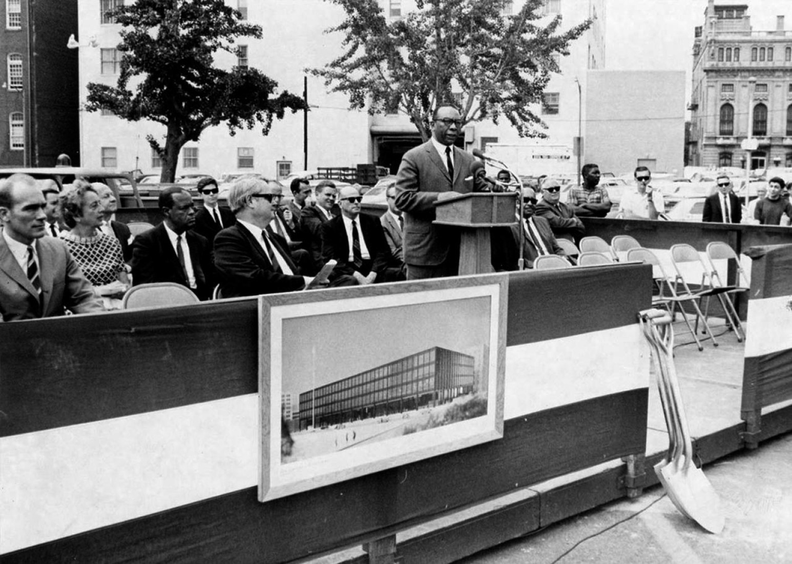 Julio de 1968 ceremonia de apertura de la Biblioteca Martin Luther King, Jr. Memorial. Cortesía de DCPL Collection, DC Community Archives, Washingtoniana Division, DC Public Library. Vía Mecanoo.