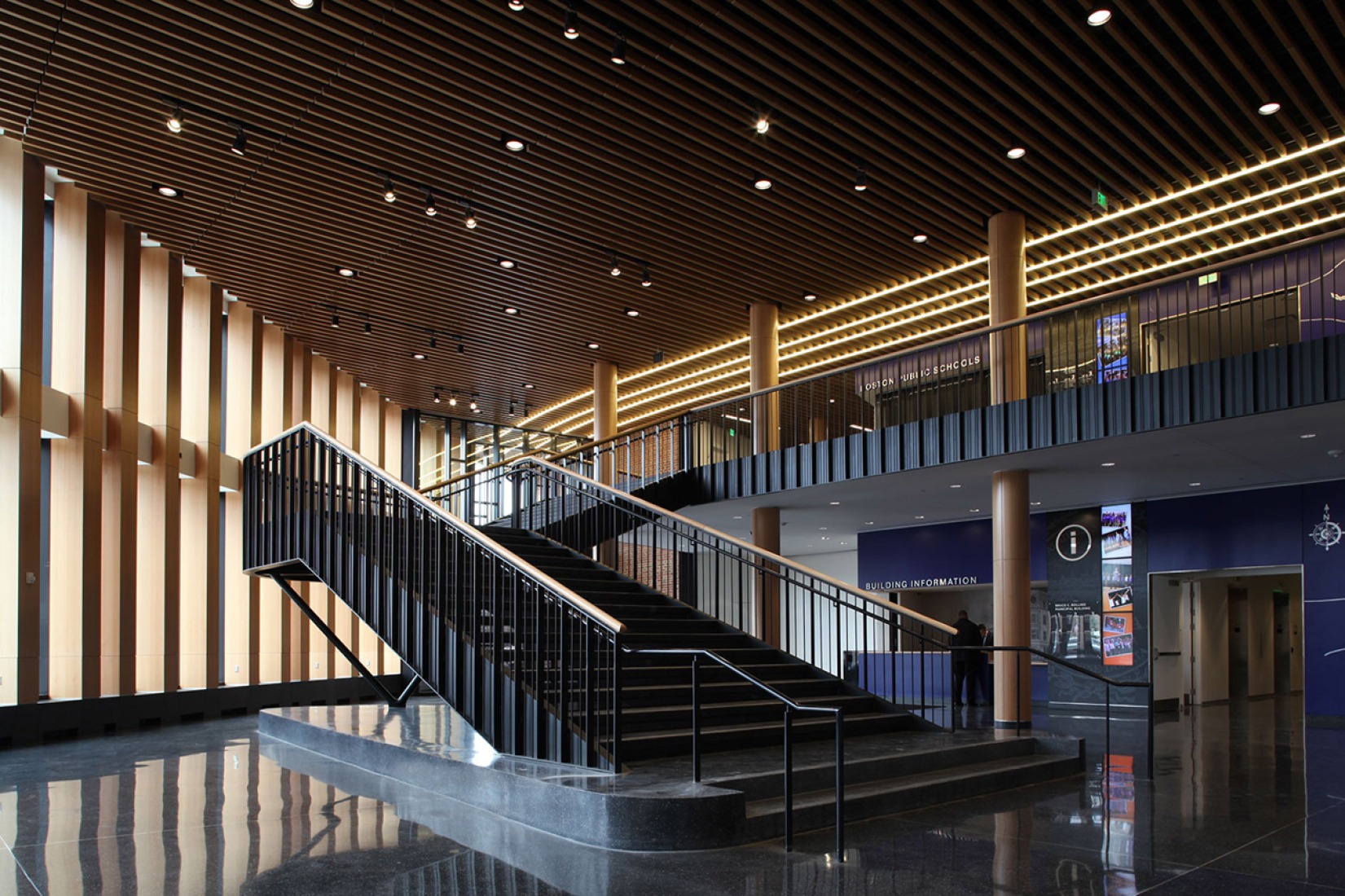 Vista interior del acceso. Edificio municipal Bruce C. Bolling por Mecanoo & Sasaki Associates. Fotografía cortesía de Mecanoo.