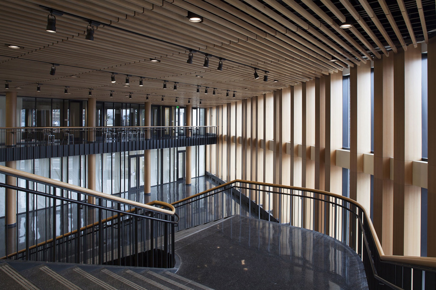 Vista interior del acceso. Edificio municipal Bruce C. Bolling por Mecanoo & Sasaki Associates. Fotografía cortesía de Mecanoo.