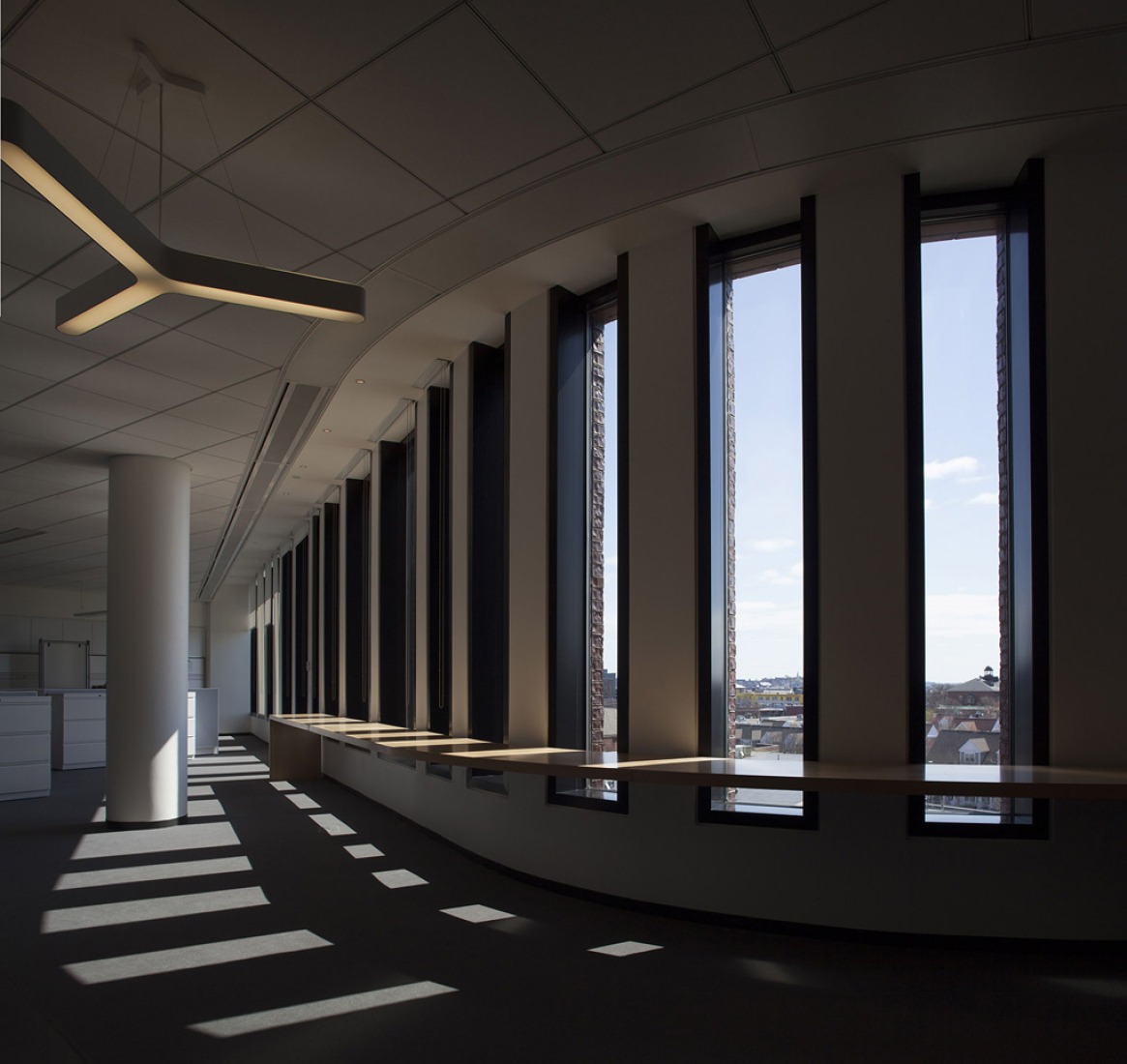 Vista interior del pasillo exterior. Edificio municipal Bruce C. Bolling por Mecanoo & Sasaki Associates. Fotografía cortesía de Mecanoo.