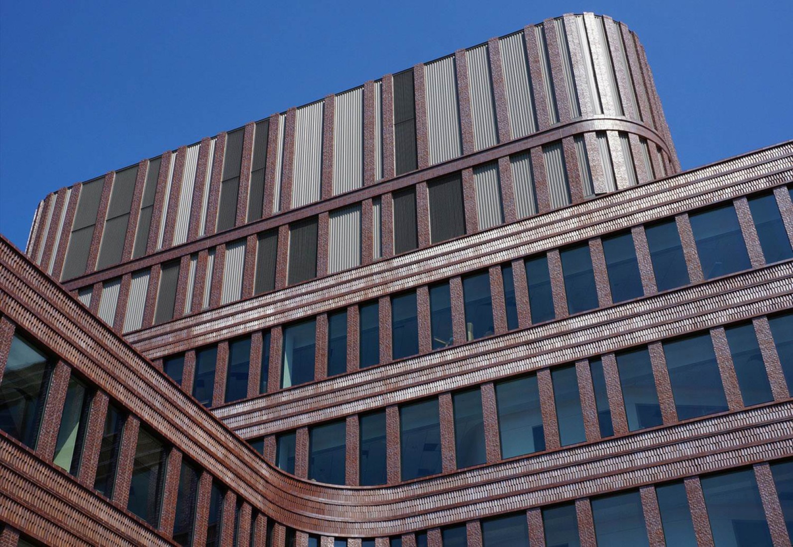 Vista exterior. Edificio municipal Bruce C. Bolling por Mecanoo & Sasaki Associates. Fotografía cortesía de Mecanoo.