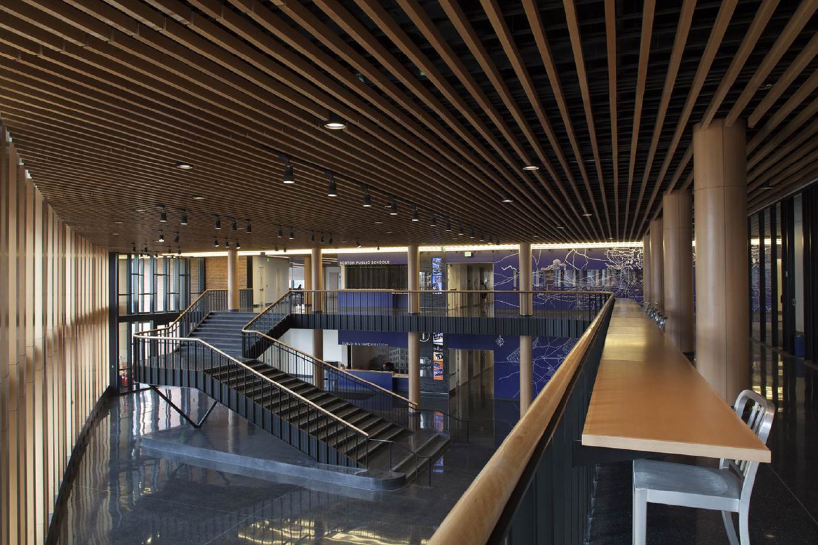 Vista interior del acceso. Edificio municipal Bruce C. Bolling por Mecanoo & Sasaki Associates. Fotografía cortesía de Mecanoo.