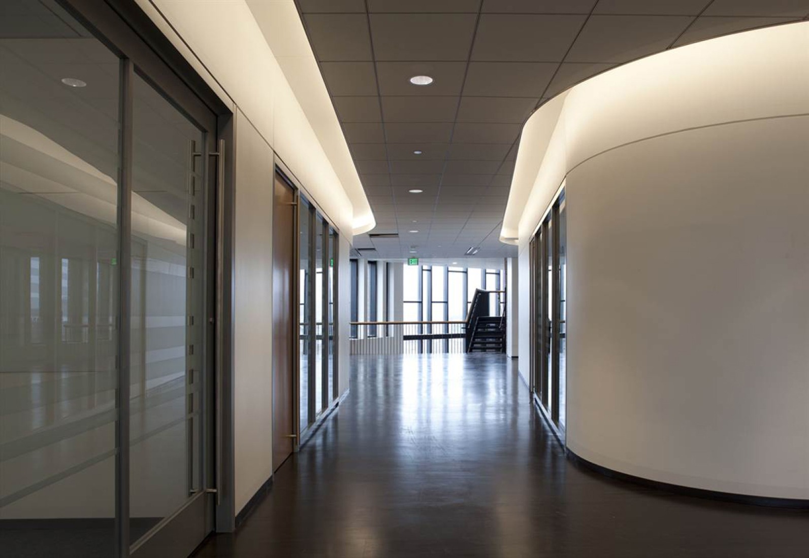 Vista interior de un pasillo interior. Edificio municipal Bruce C. Bolling por Mecanoo & Sasaki Associates. Fotografía cortesía de Mecanoo.