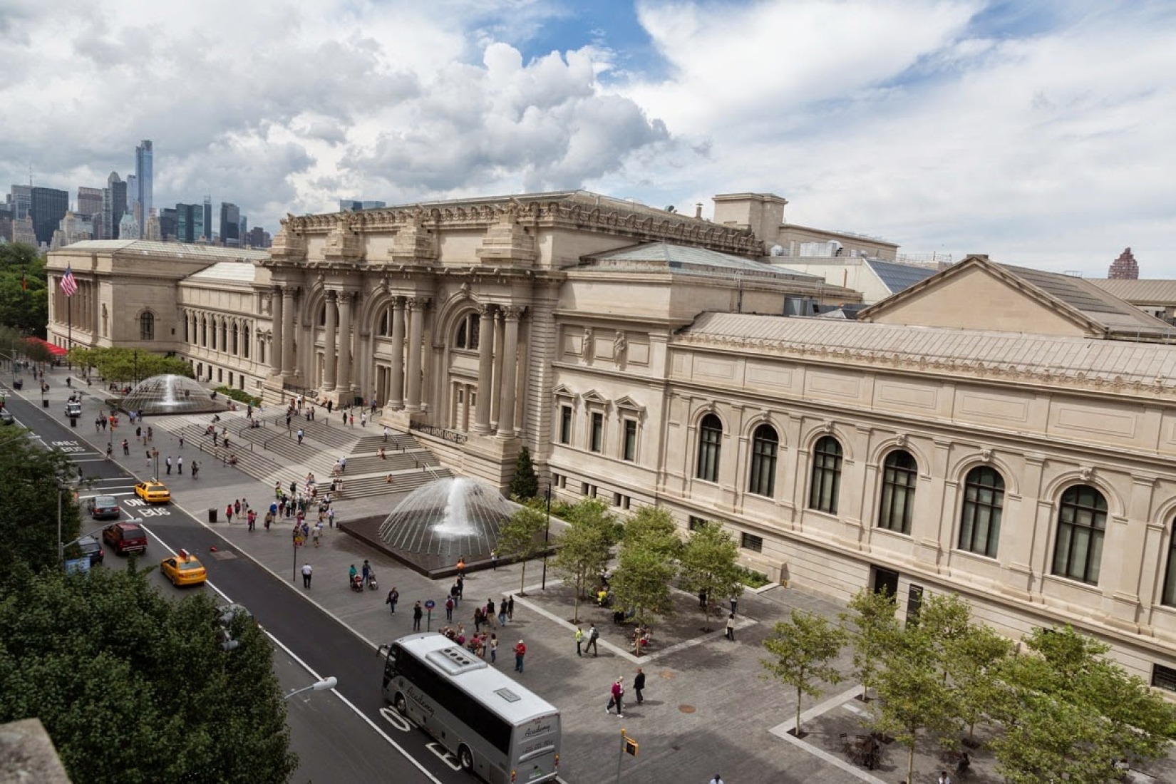 The David H. Koch Plaza at the Metropolitan Museum. Imagen cortesía de The Metropolitan Museum of Art.