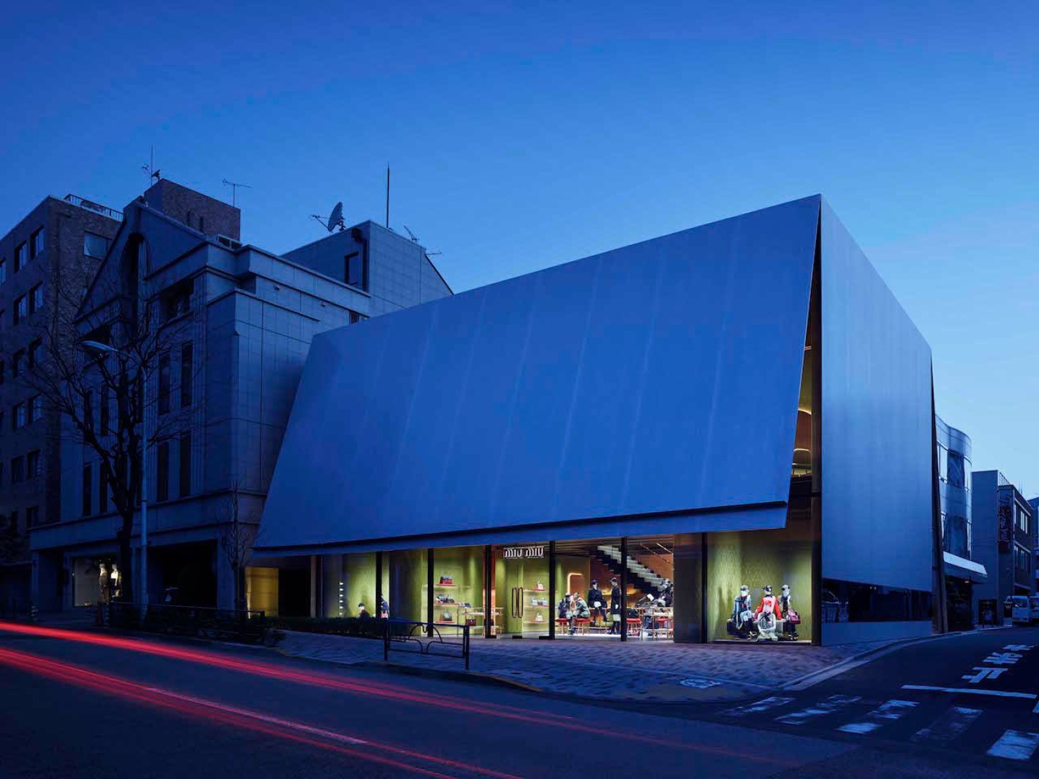 Vista desde el exterior nocturna. Miu Miu Aoyama por Herzog & de Meuron. Imagenes cortesía de Miu Miu.