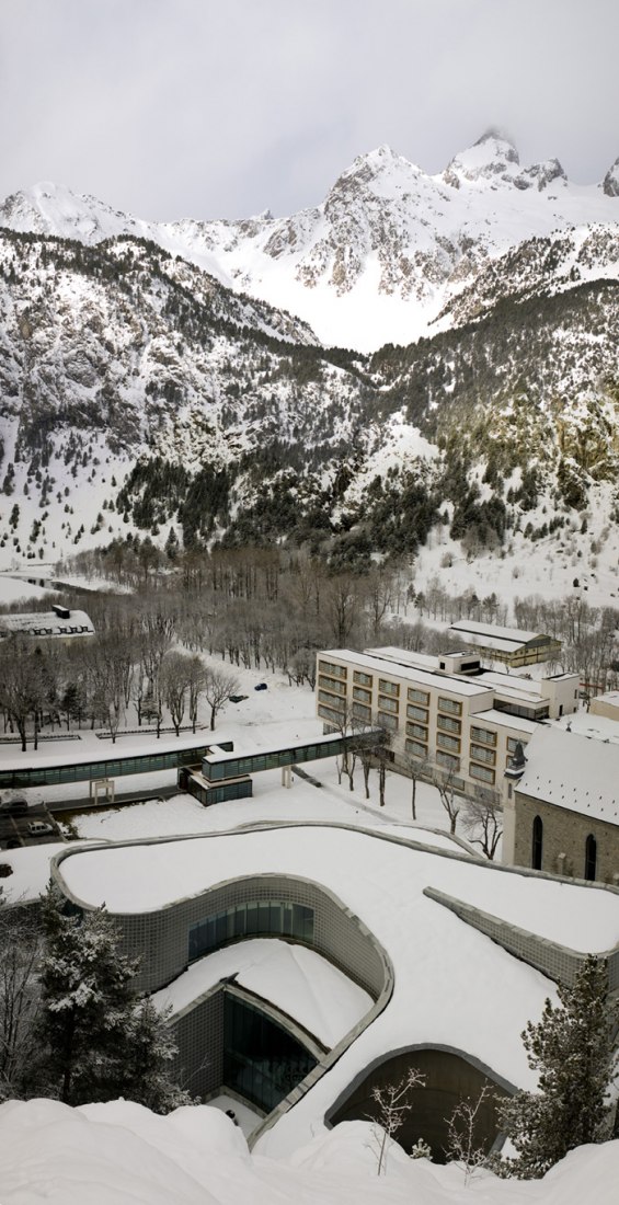 Exterior view. Thermal baths "Termas de Tiberio" by Moneo Brock Studio. Photography © Jeff Brock.