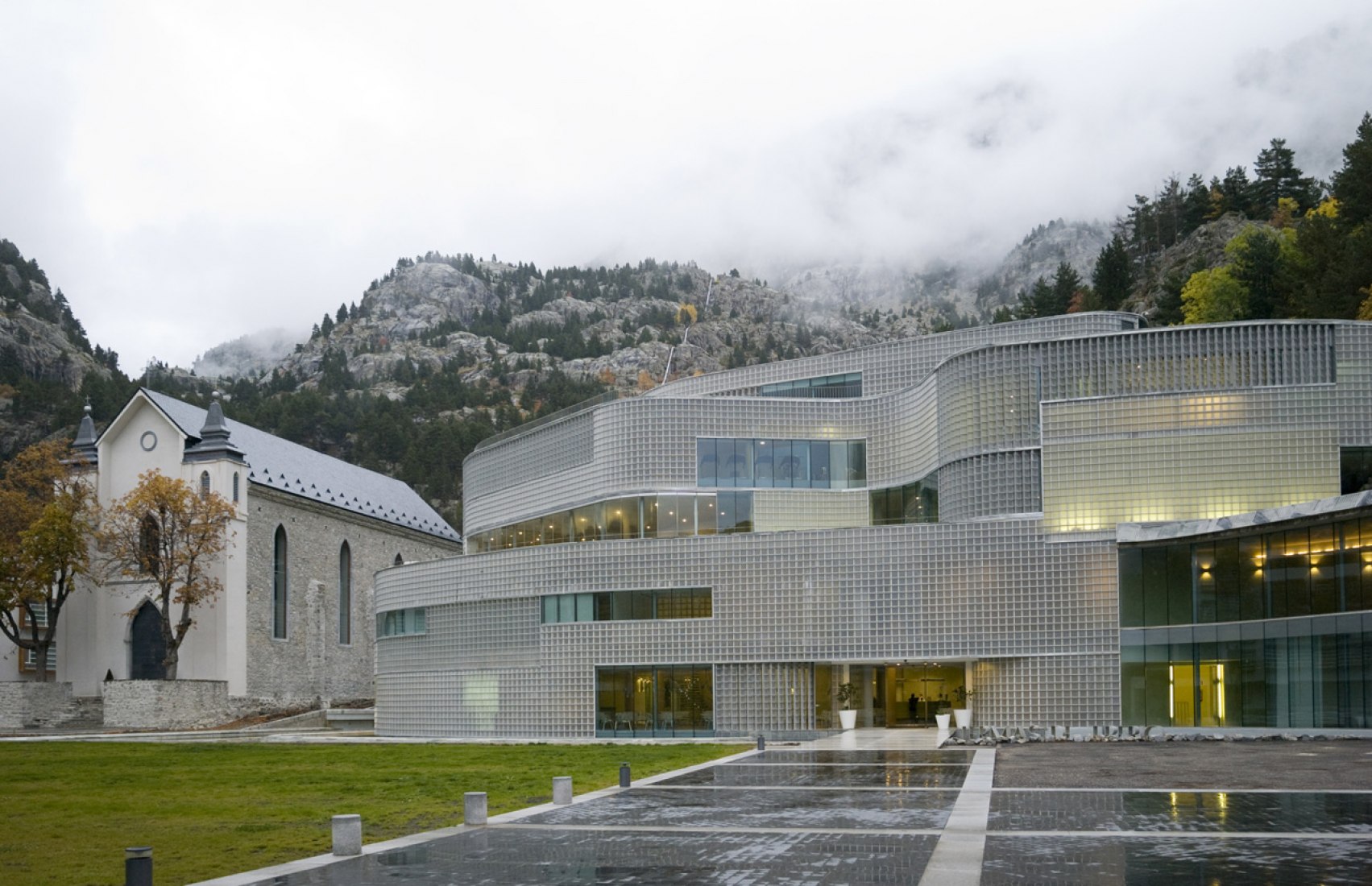 Exterior view. Thermal baths "Termas de Tiberio" by Moneo Brock Studio. Photography © Jeff Brock.