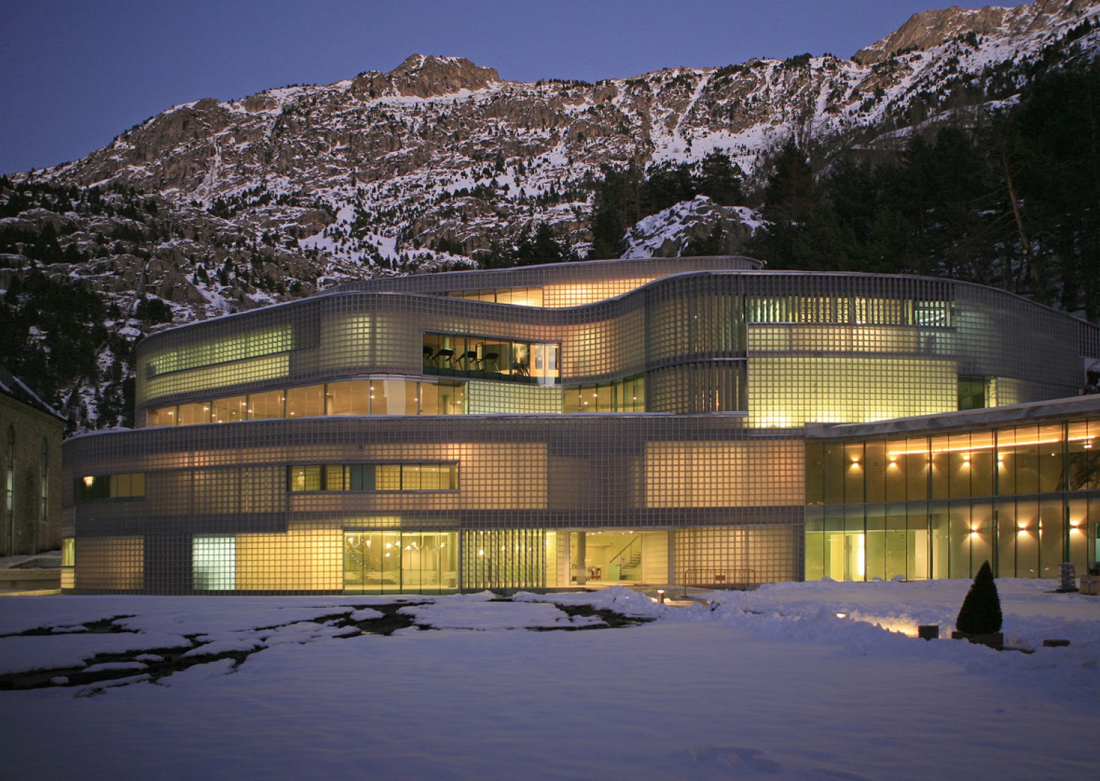 Exterior view by night. Thermal baths "Termas de Tiberio" by Moneo Brock Studio. Photography © Luis Asín. 