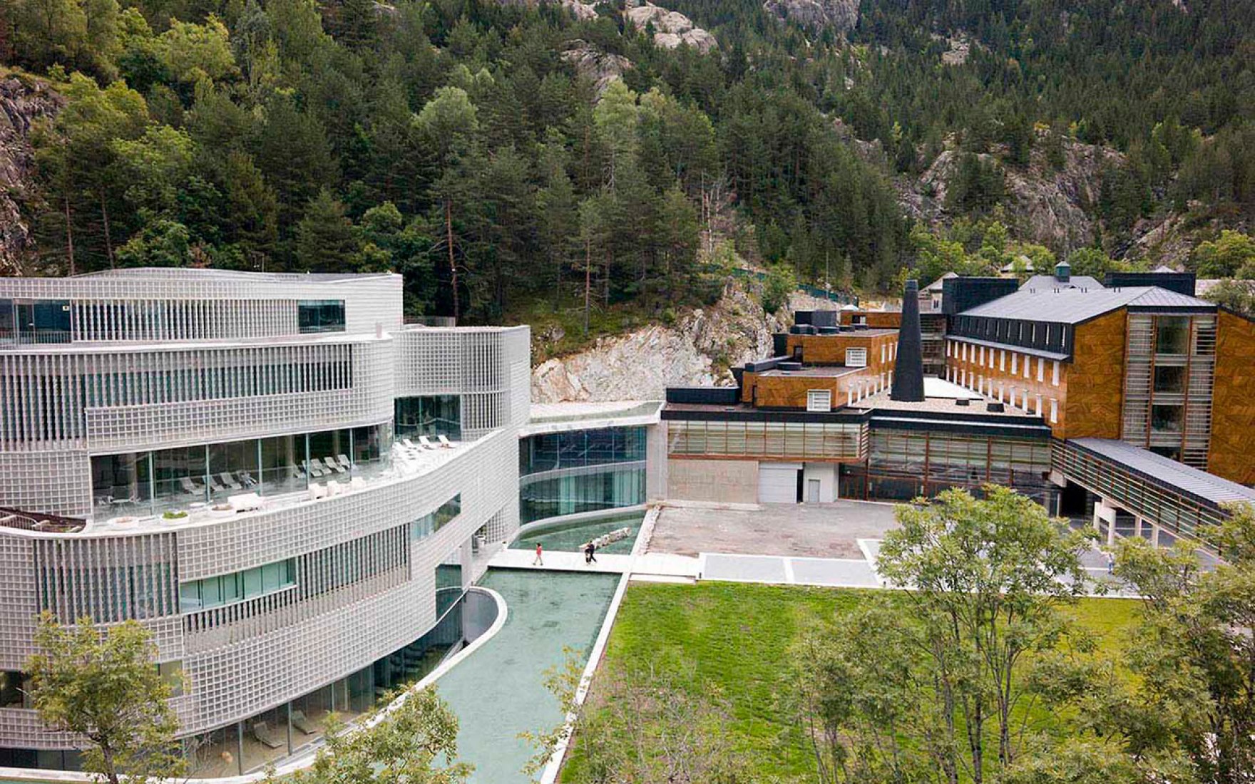 Exterior view. Thermal baths "Termas de Tiberio" by Moneo Brock Studio. Photography © Jeff Brock.