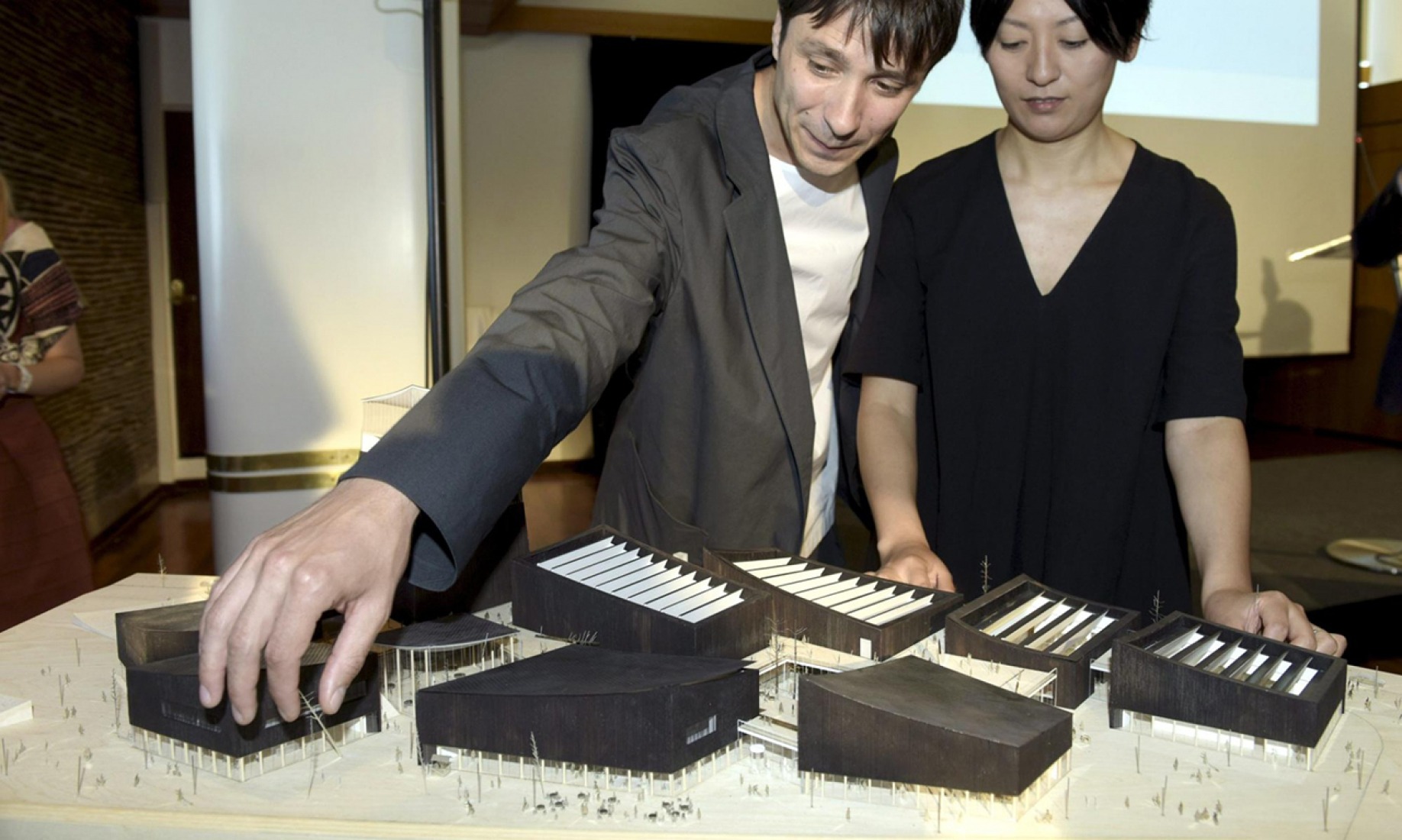 Nicolas Moreau (I) y Hiroko Kusunoki con una maqueta de su diseño ganador, Art in the City. Fotografía © Heikki Saukkomaa/AFP/Getty Images. 