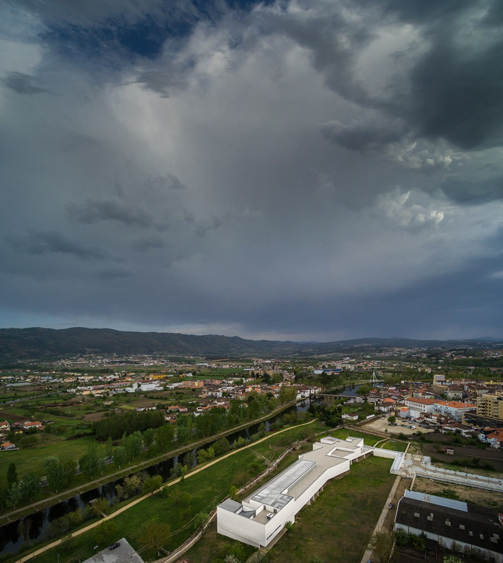 Vista exterior. Museo de Arte Contemporáneo Nadir Afonso por Álvaro Siza. Fotografía cortesía de FG+SG © Fernando Guerra.