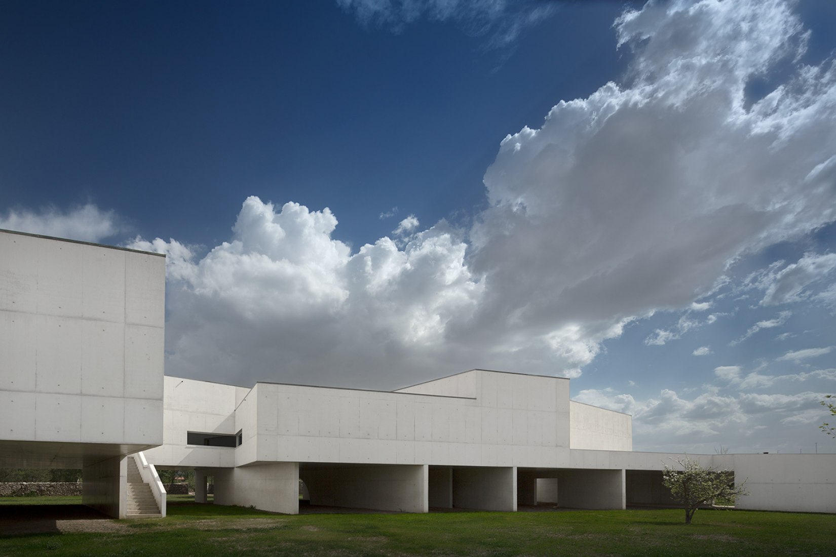 Vista exterior. Museo de Arte Contemporáneo Nadir Afonso por Álvaro Siza. Fotografía cortesía de FG+SG © Fernando Guerra.