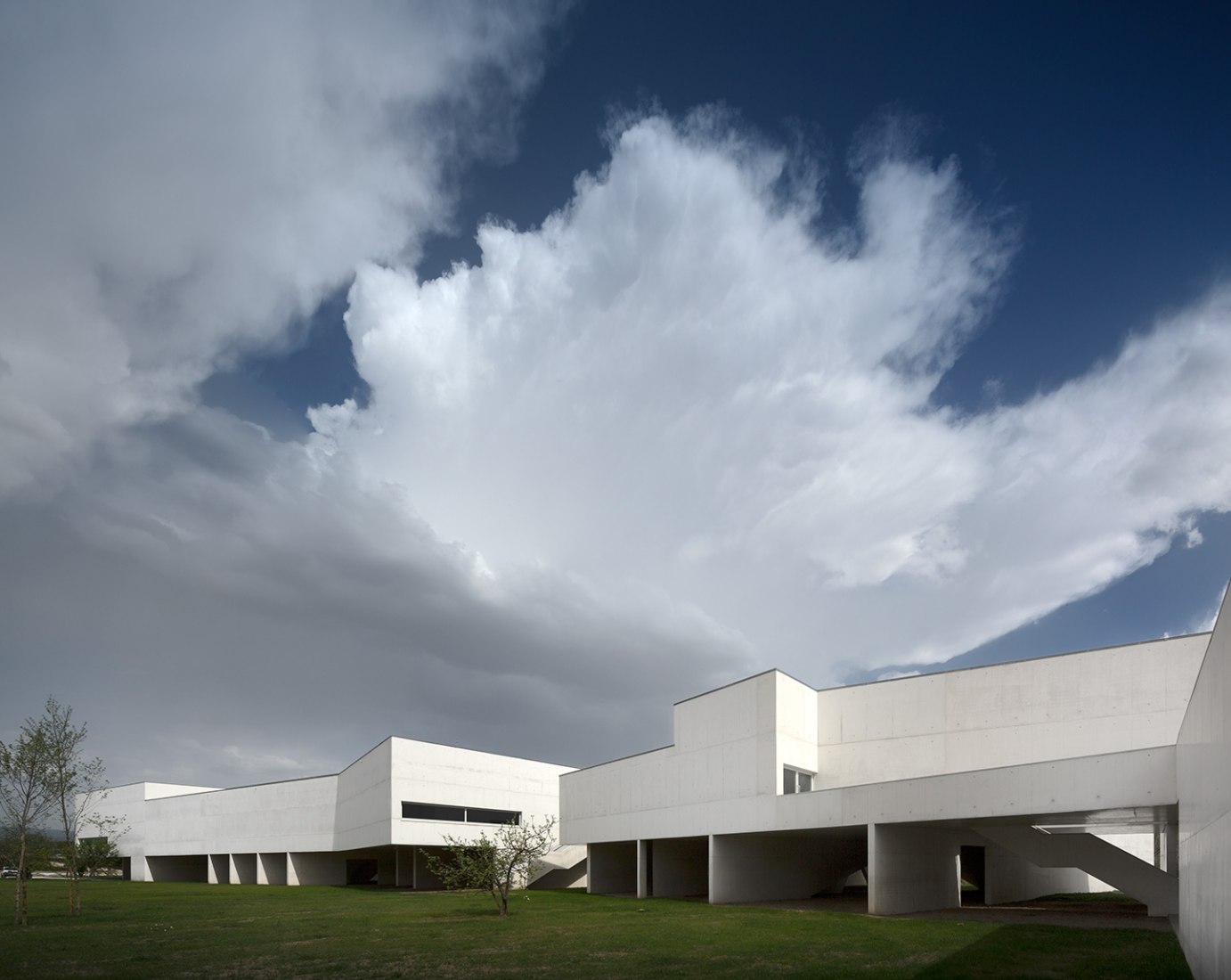 Vista exterior. Museo de Arte Contemporáneo Nadir Afonso por Álvaro Siza. Fotografía cortesía de FG+SG © Fernando Guerra.