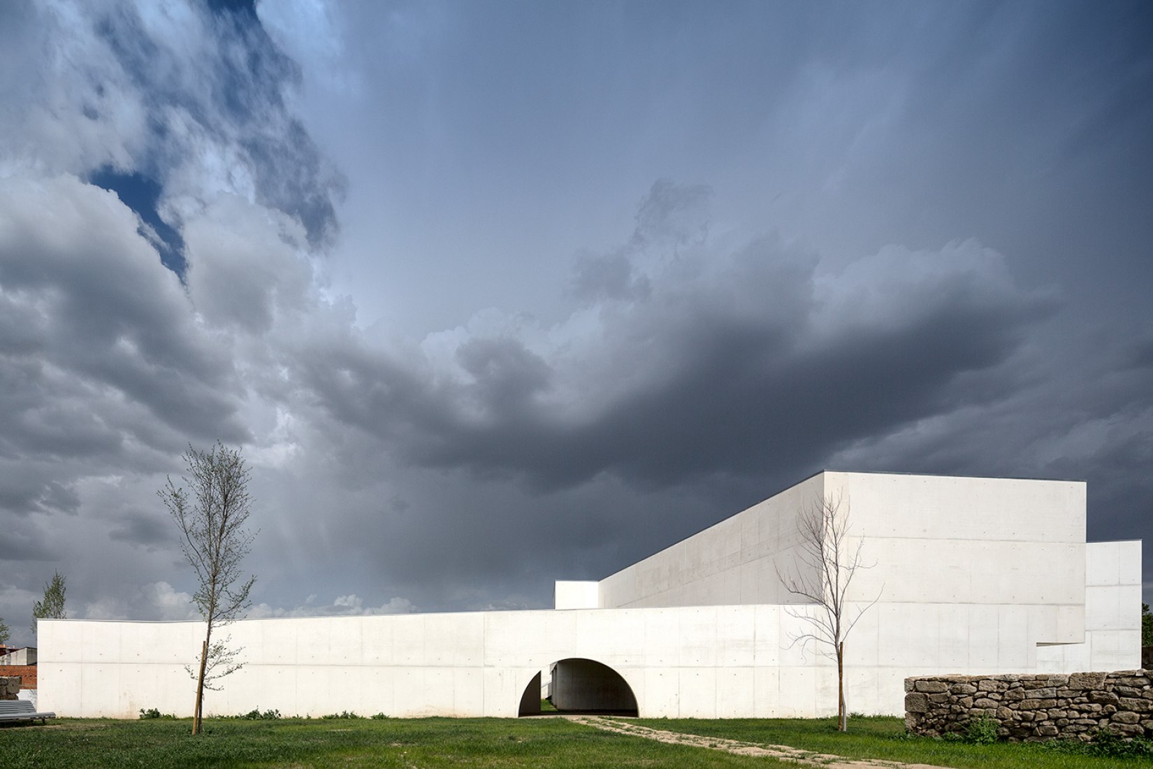 Vista exterior. Museo de Arte Contemporáneo Nadir Afonso por Álvaro Siza. Fotografía cortesía de FG+SG © Fernando Guerra.