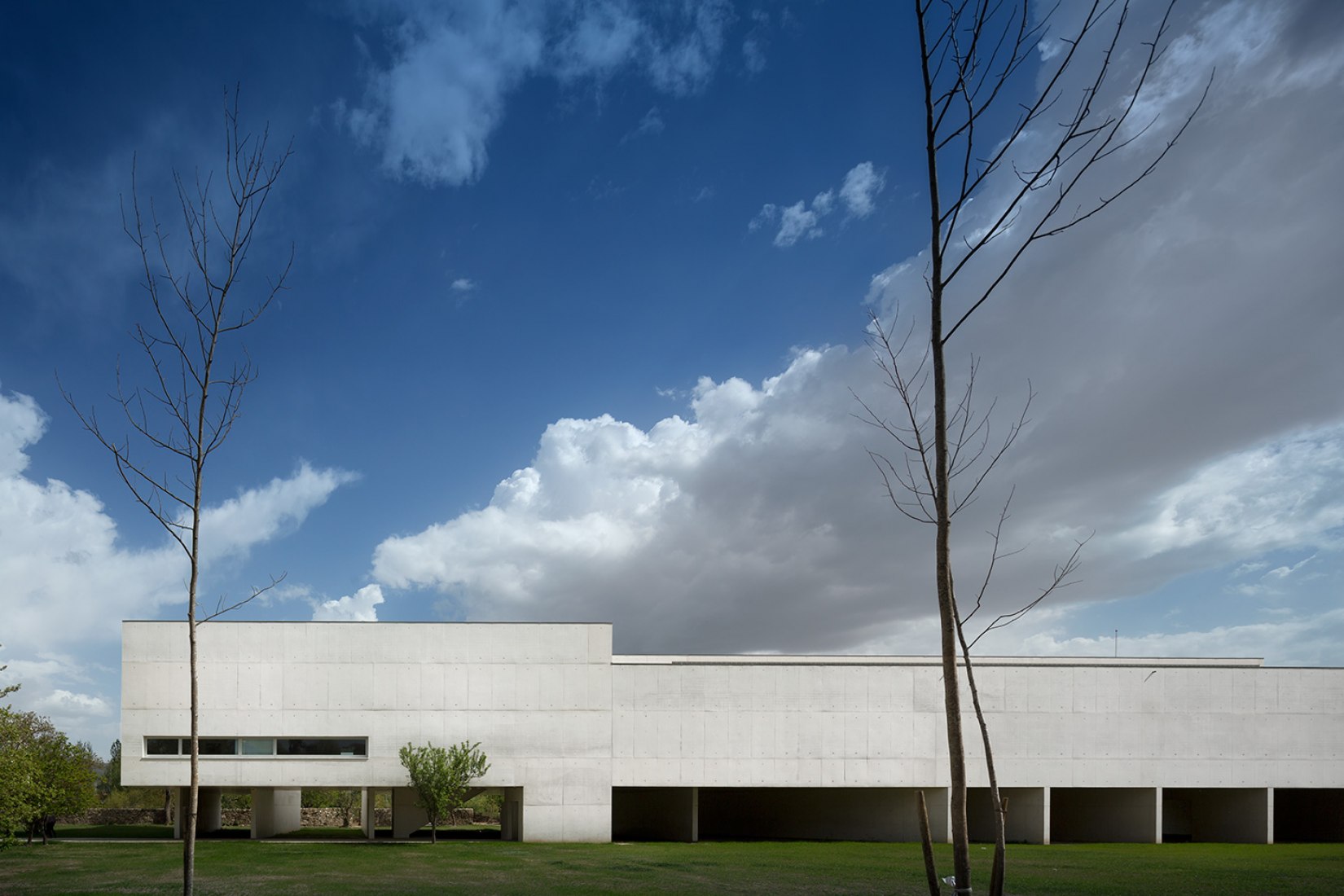 Vista exterior. Museo de Arte Contemporáneo Nadir Afonso por Álvaro Siza. Fotografía cortesía de FG+SG © Fernando Guerra.