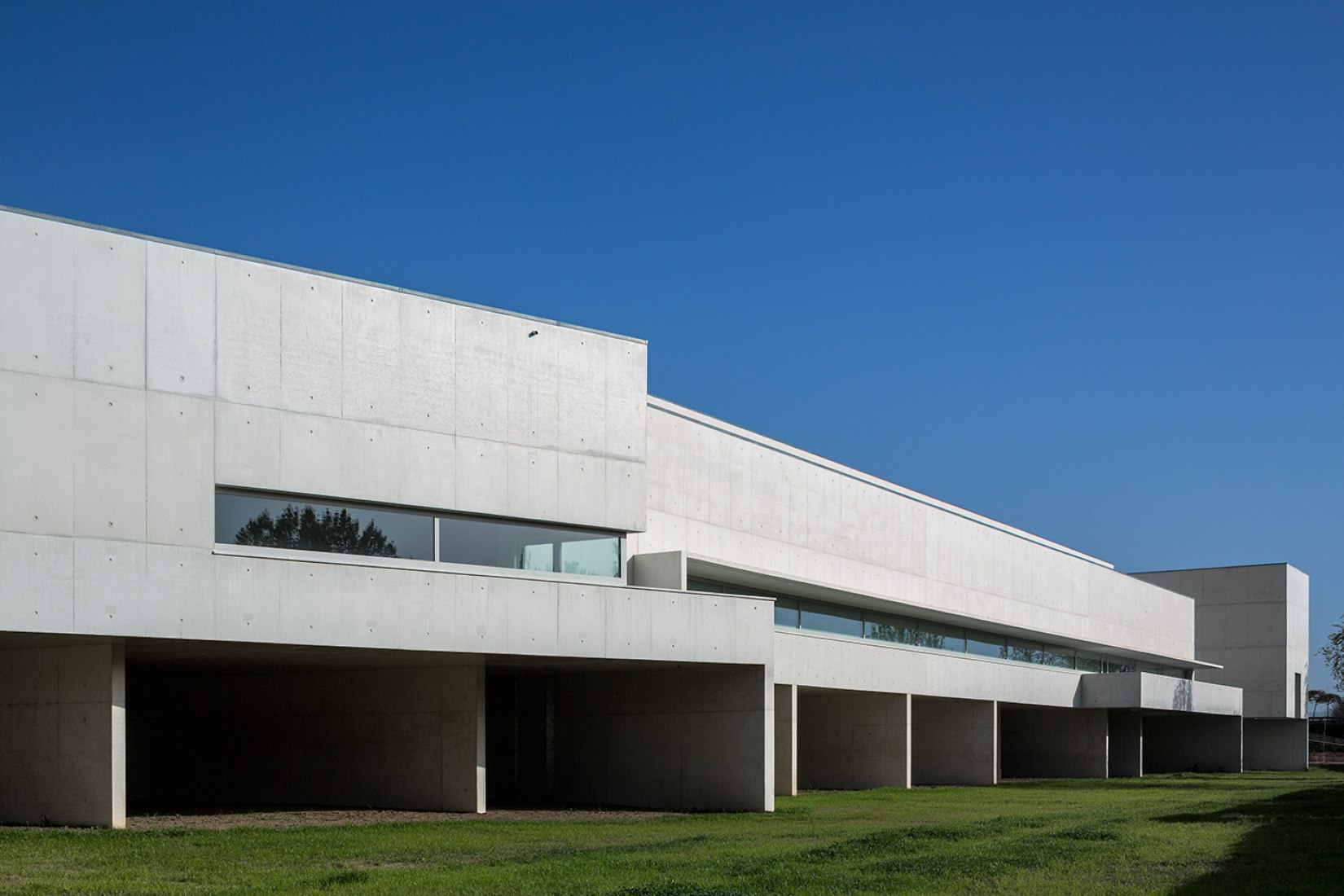 Vista exterior. Museo de Arte Contemporáneo Nadir Afonso por Álvaro Siza. Fotografía cortesía de FG+SG © Fernando Guerra.