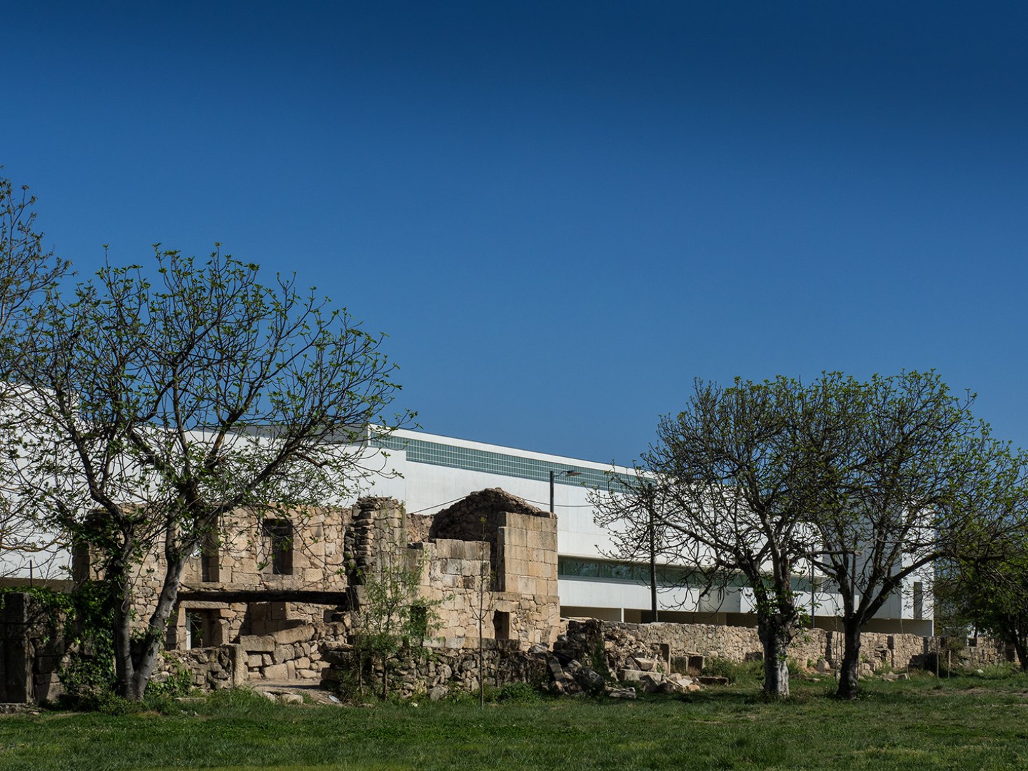 Vista exterior. Museo de Arte Contemporáneo Nadir Afonso por Álvaro Siza. Fotografía cortesía de FG+SG © Fernando Guerra.