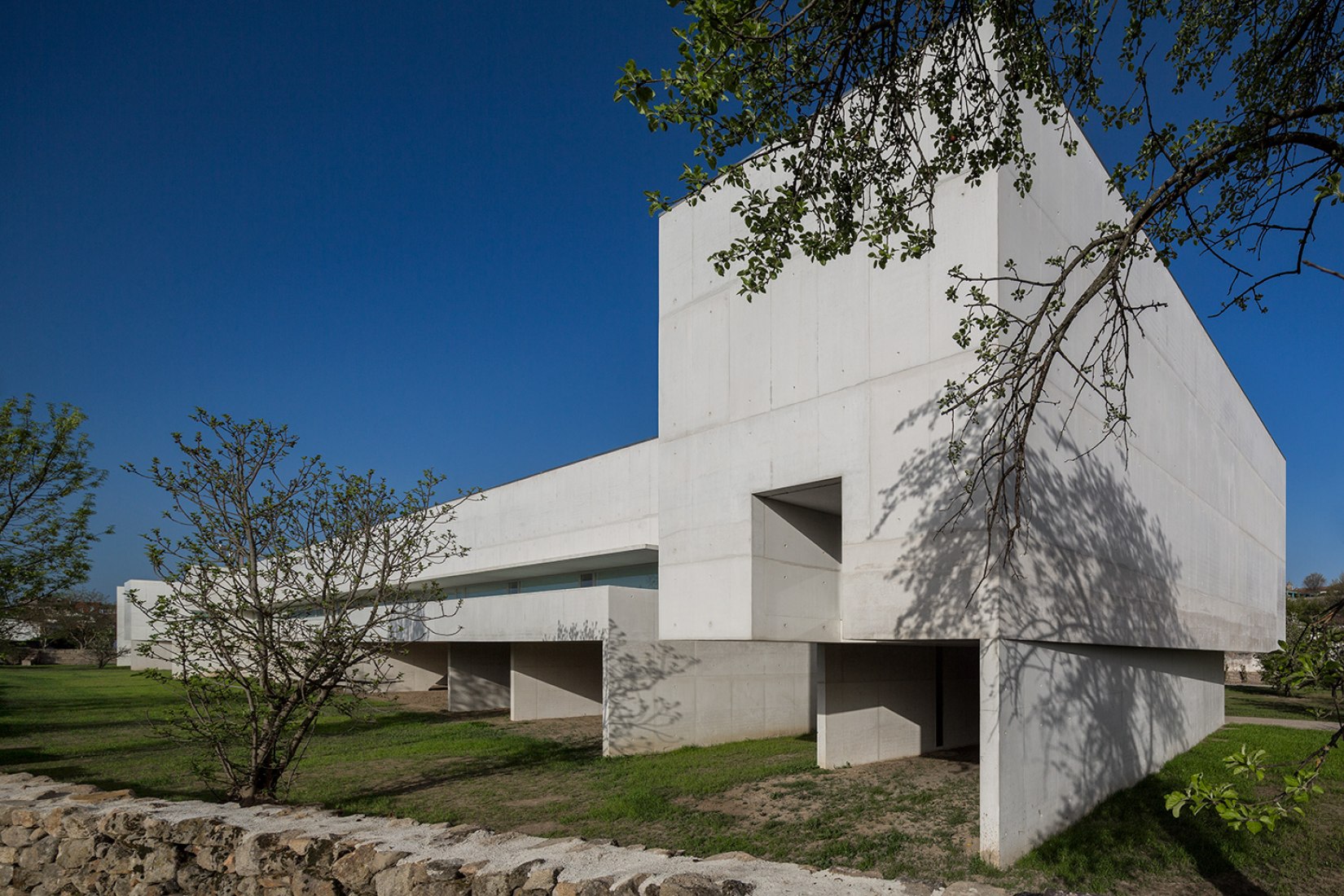 Vista exterior. Museo de Arte Contemporáneo Nadir Afonso por Álvaro Siza. Fotografía cortesía de FG+SG © Fernando Guerra.