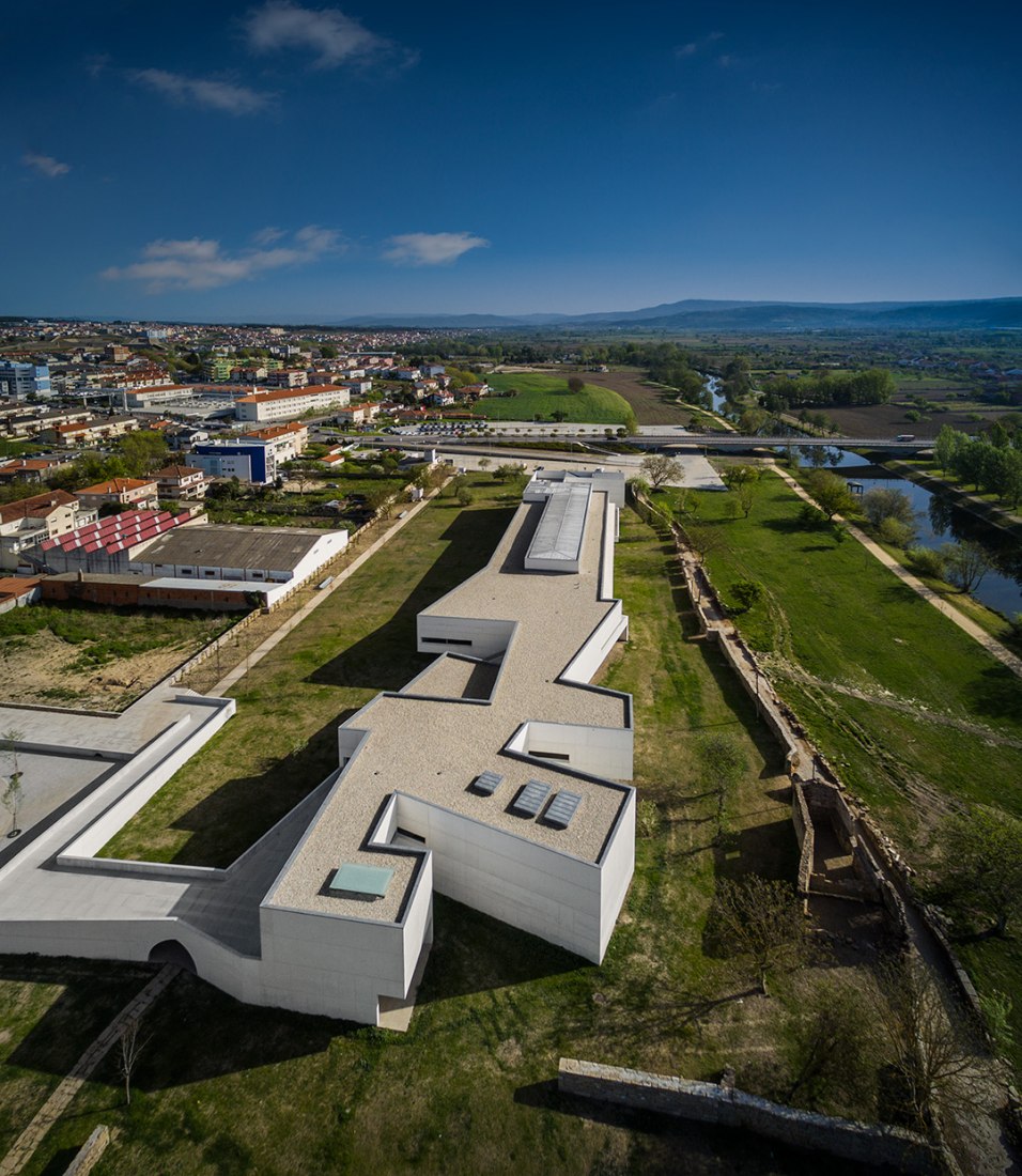 Vista exterior. Museo de Arte Contemporáneo Nadir Afonso por Álvaro Siza. Fotografía cortesía de FG+SG © Fernando Guerra.