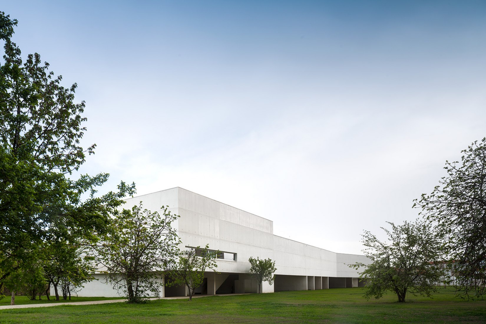 Vista exterior. Museo de Arte Contemporáneo Nadir Afonso por Álvaro Siza. Fotografía cortesía de FG+SG © Fernando Guerra.