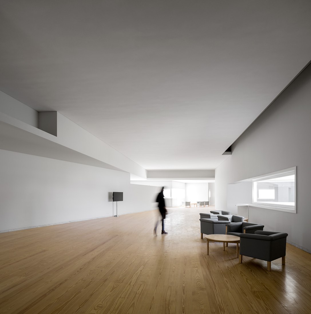 Vista interior. Museo de Arte Contemporáneo Nadir Afonso por Álvaro Siza. Fotografía cortesía de FG+SG © Fernando Guerra.