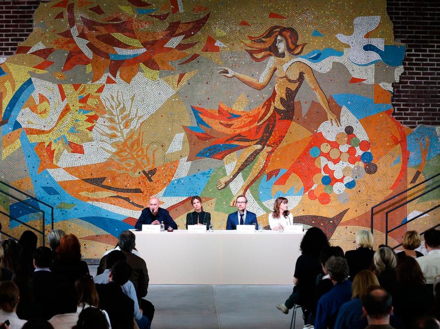 Conferencia de prensa de Rem Koolhaas, Dasha Zhukova, Anton Belov, Kate Fowle. Garage Museum de Arte Contemporáneo, diseñado por Rem Koolhaas. Fotografía © David X Prutting / BFA. Cortesía de Garage Museum.