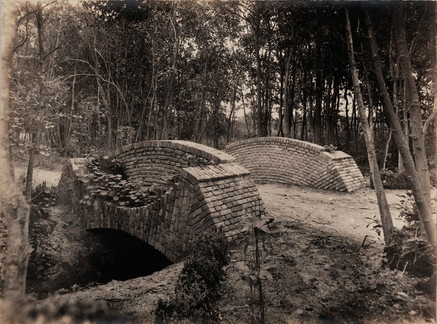 M. Staal-Kropholler. Small bridge in Meerwijk Park, Bergen, 1917-1918. Fotografía cortesía Het Nieuwe Instituut.