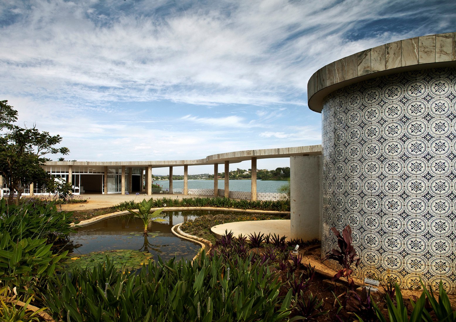 Pampulha Ensemble Modern: Ejemplo de integración entre jardines y edificios. Fotografía © Marcilio Gazzinelli.