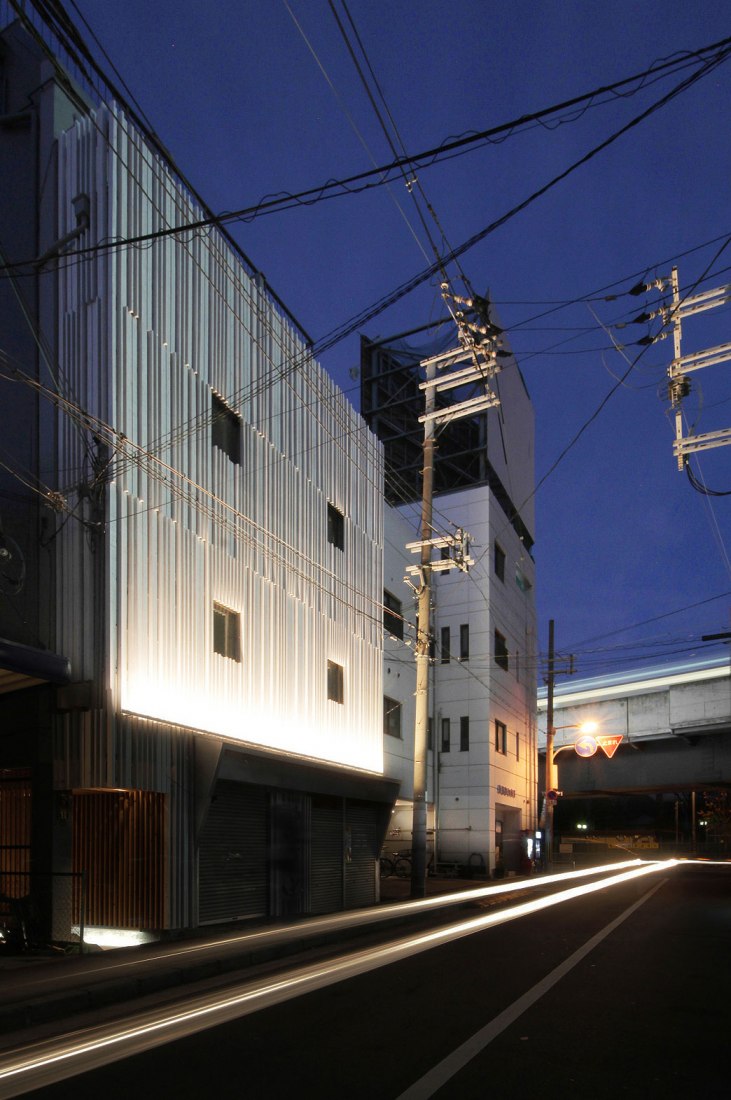 Night outside view. N STRIPS house by Jun Murata. Photography © Jun Murata