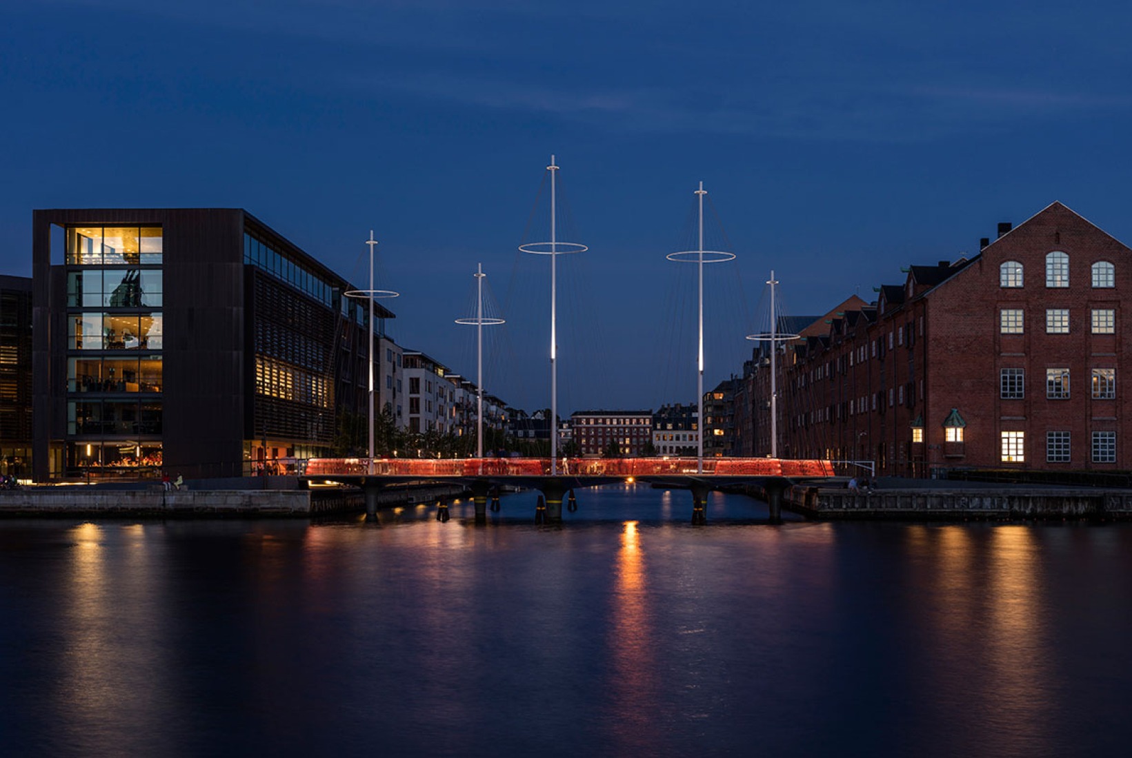 Fotografía nocturna del Cirkelbroen por Olafur Eliasson. Fotografía © Anders Sune Berg.