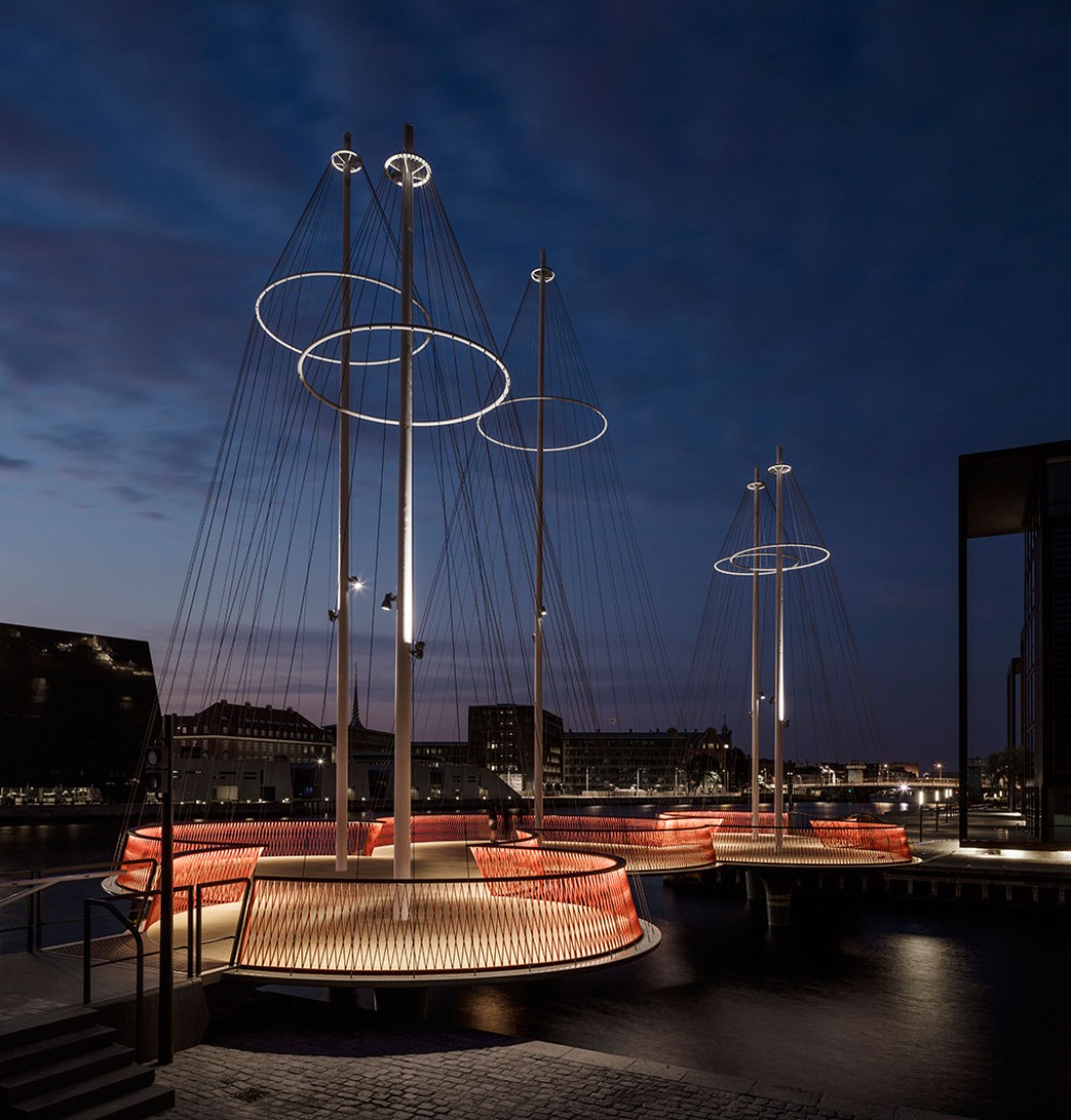 Fotografía nocturna del Cirkelbroen por Olafur Eliasson. Fotografía © Anders Sune Berg.