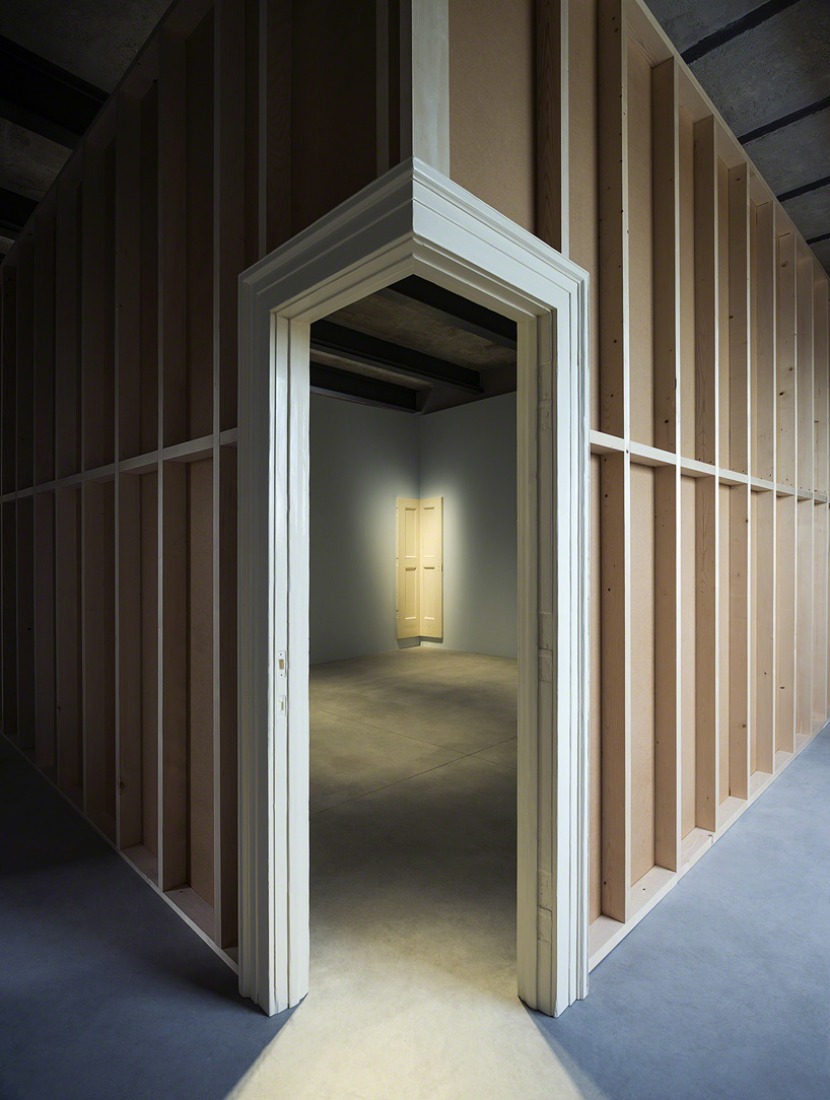 Robert Gober, Corner Door and Doorframe, 2014-2015. Serial classics. Photograph @ Attilio Maranzano, Courtesy of Fondazione Prada. orframe, 2014-2015. Fotografía @ Attilio Maranzano, Cortesía de Fondazione Prada. 