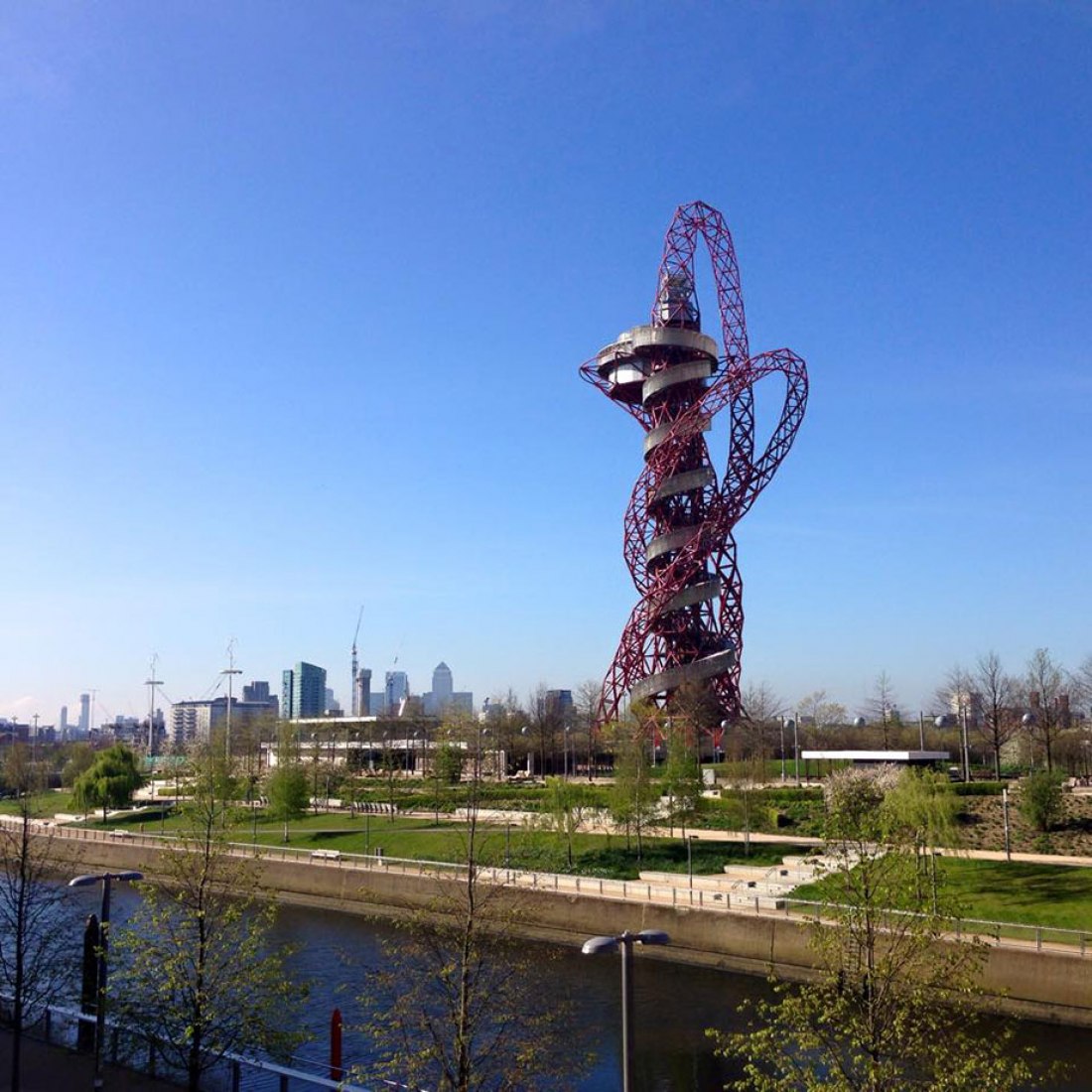 Vista general. Tobogán de la ArcelorMittal Orbit por Carsten Höller. Fotografía cortesía de ArcelorMittal Orbit.