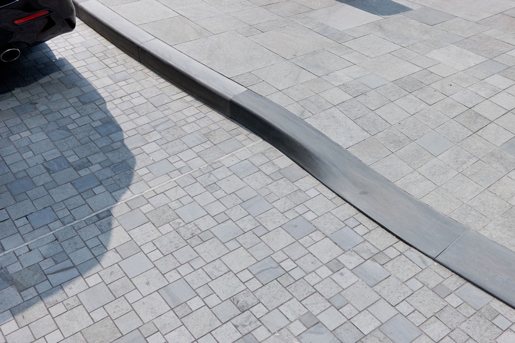 Exterior view kerb. Pacific Place by Thomas Heatherwick. Photography courtesy of Heatherwick Studio.