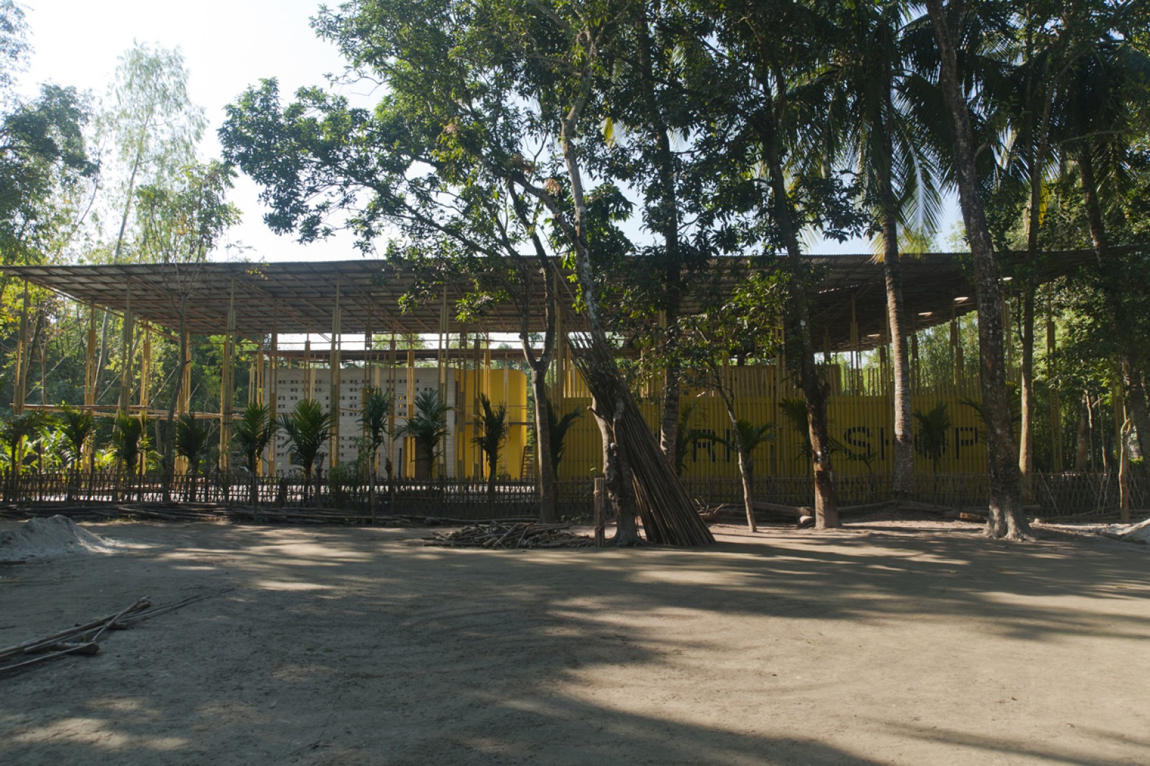 Centro Comunitario Pani en Bangladesh, por SchilderScholte architecten.