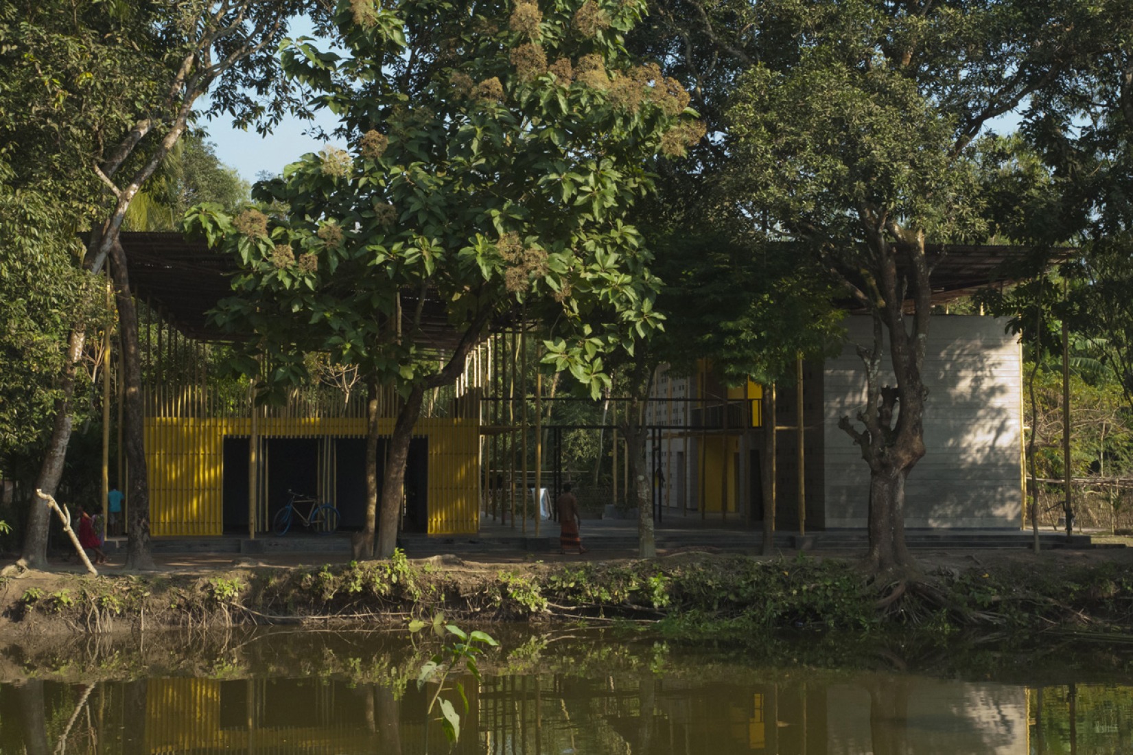 Centro Comunitario Pani en Bangladesh, por SchilderScholte architecten.