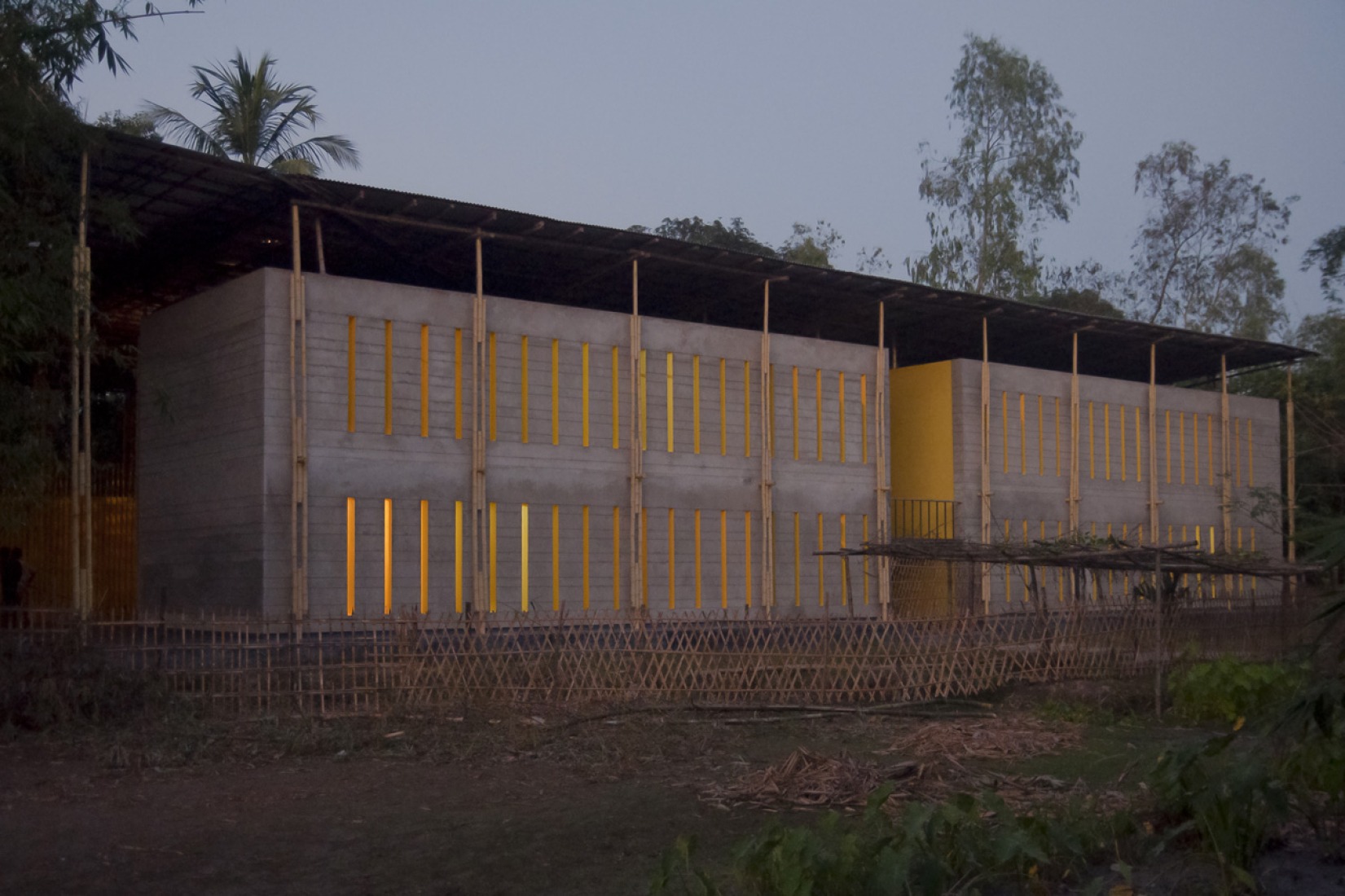 Centro Comunitario Pani en Bangladesh, por SchilderScholte architecten.