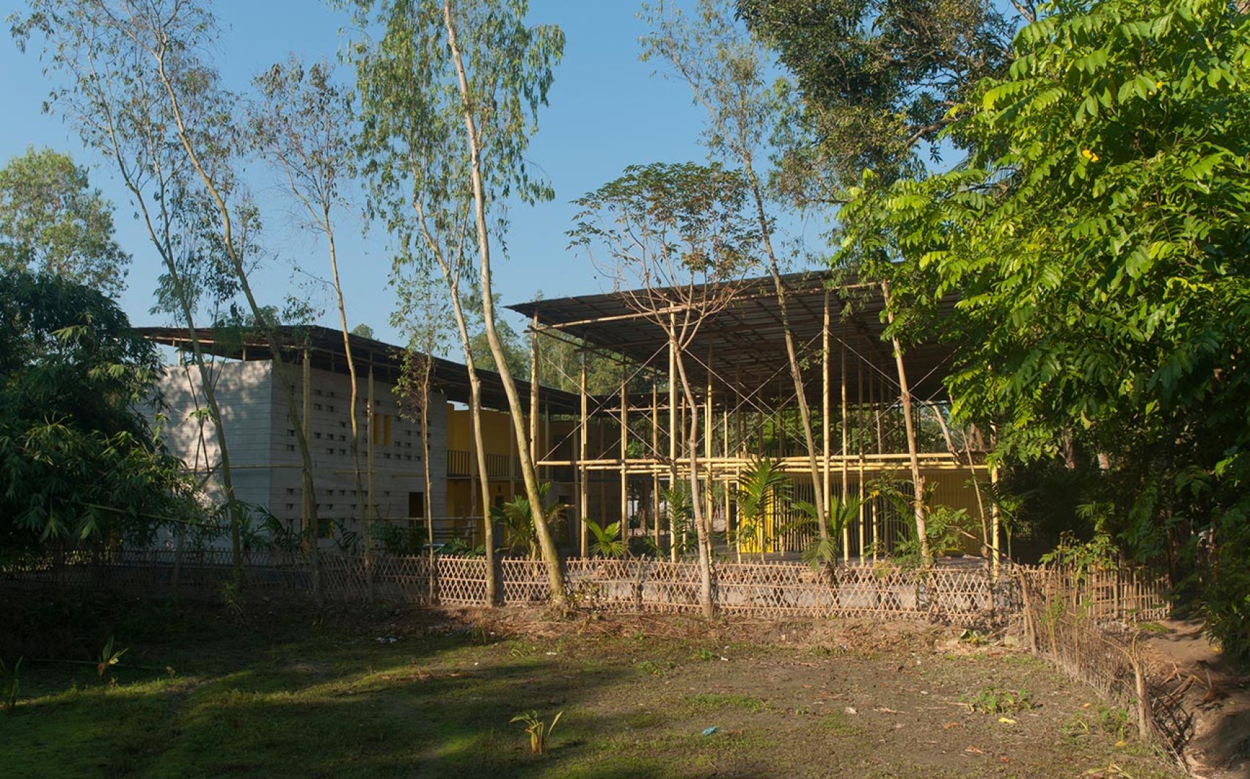 Centro Comunitario Pani en Bangladesh, por SchilderScholte architecten.