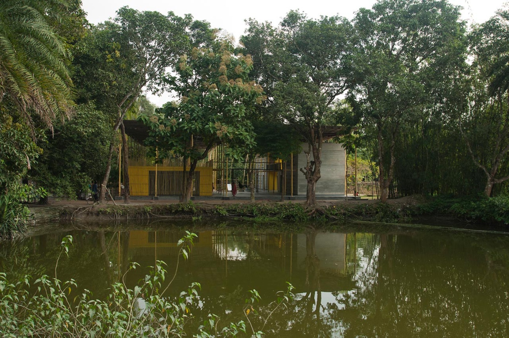 Centro Comunitario Pani en Bangladesh, por SchilderScholte architecten.